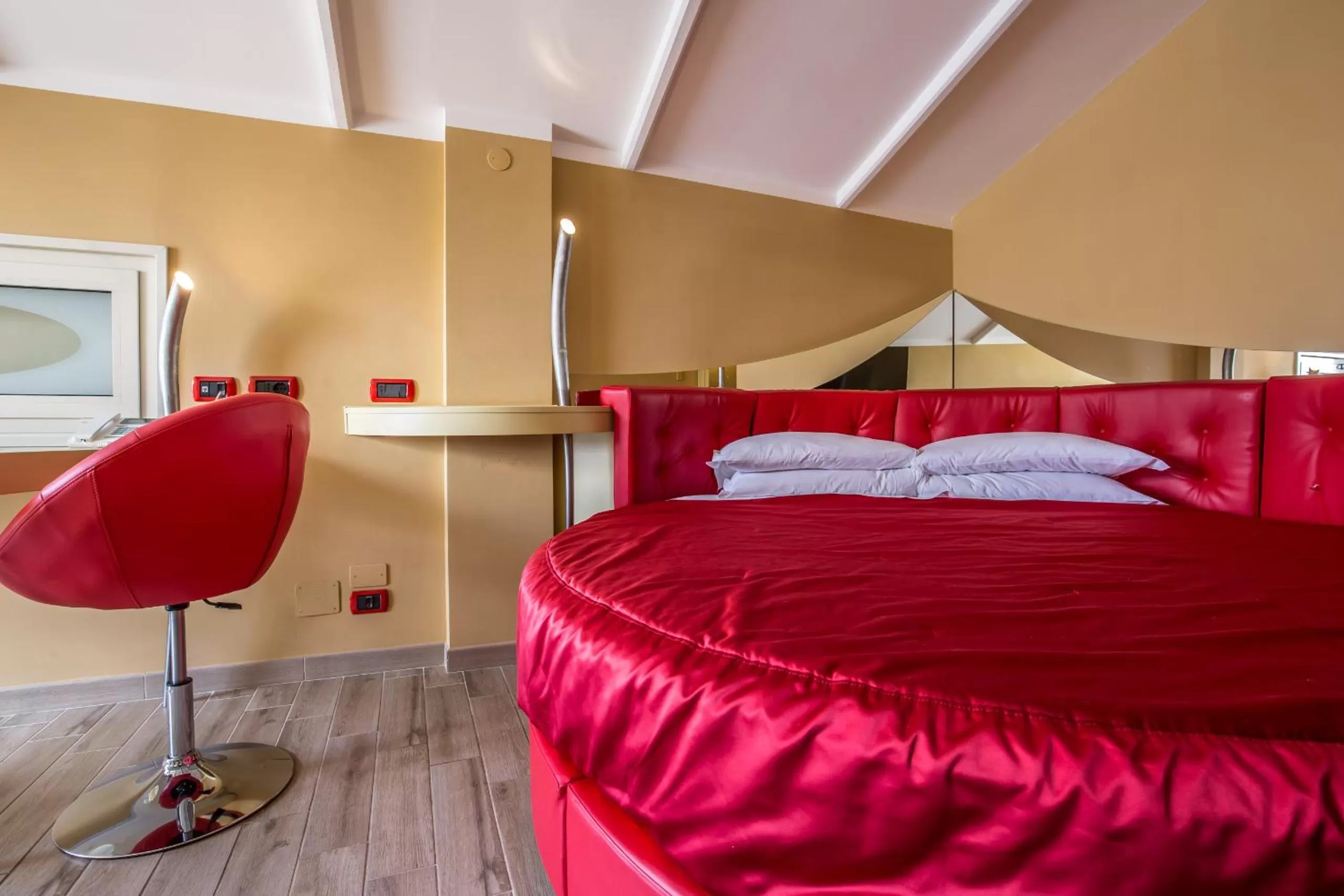 Bed in Hotel Fellini a Fontana di Trevi