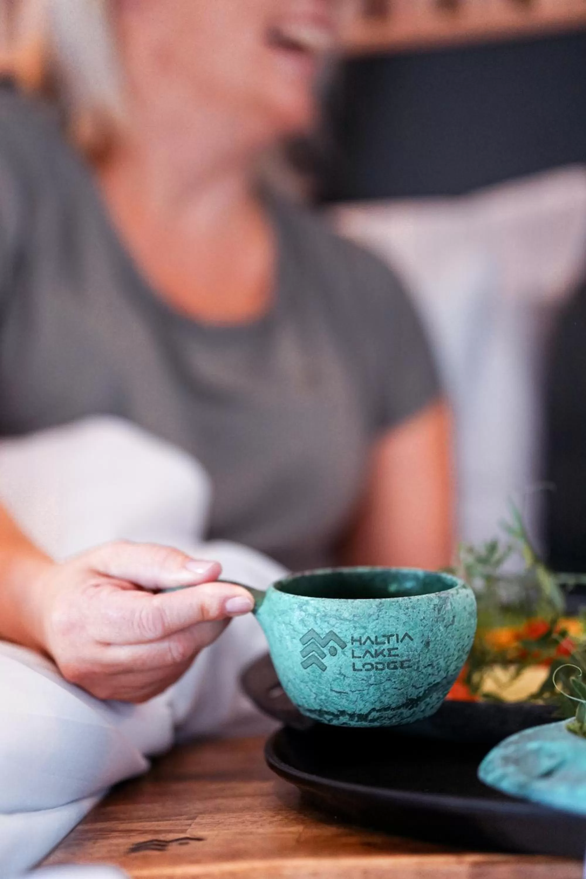 People in Haltia Lake Lodge nature boutique hotel & glamping