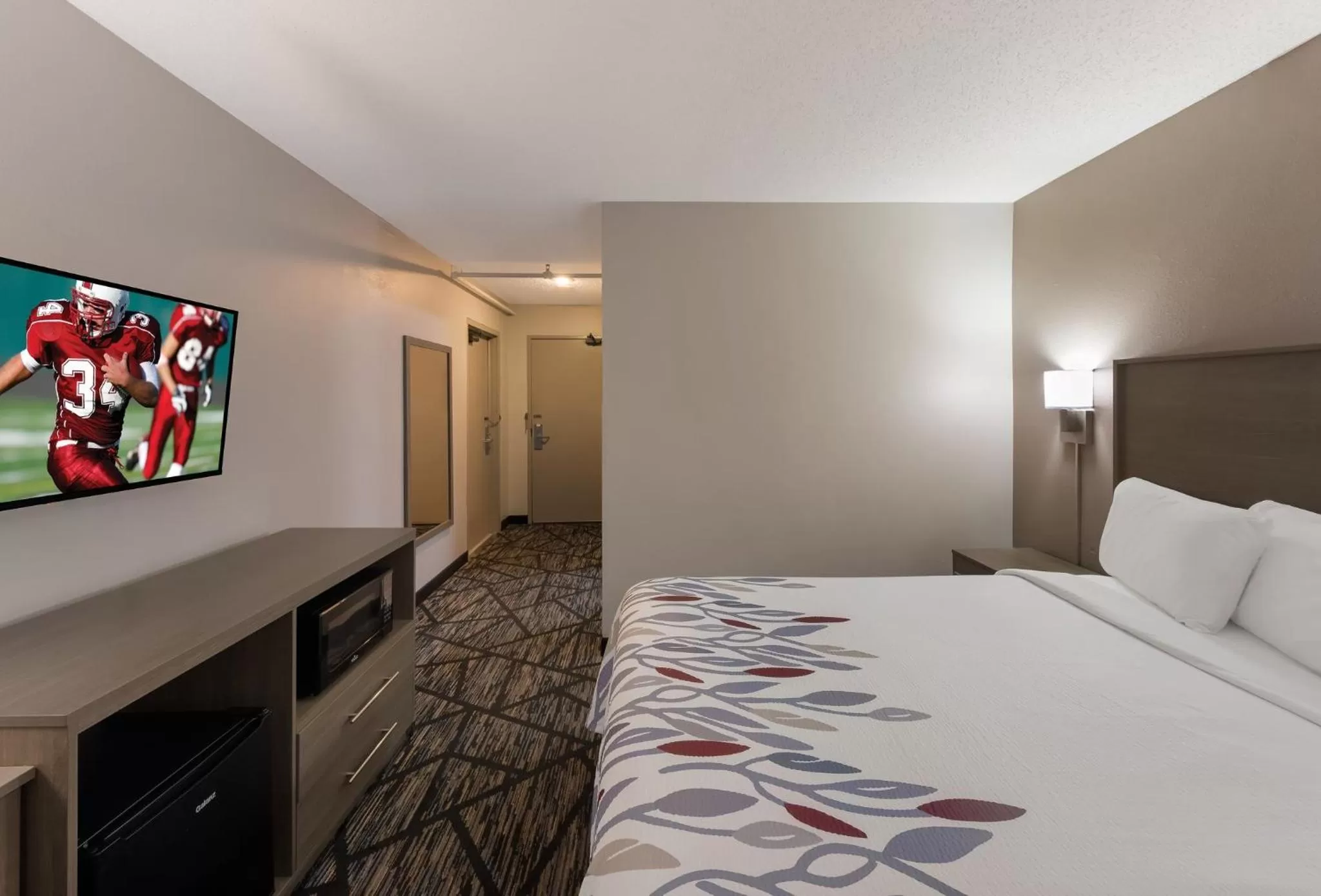 Photo of the whole room, Bed in Red Roof Inn Mansfield