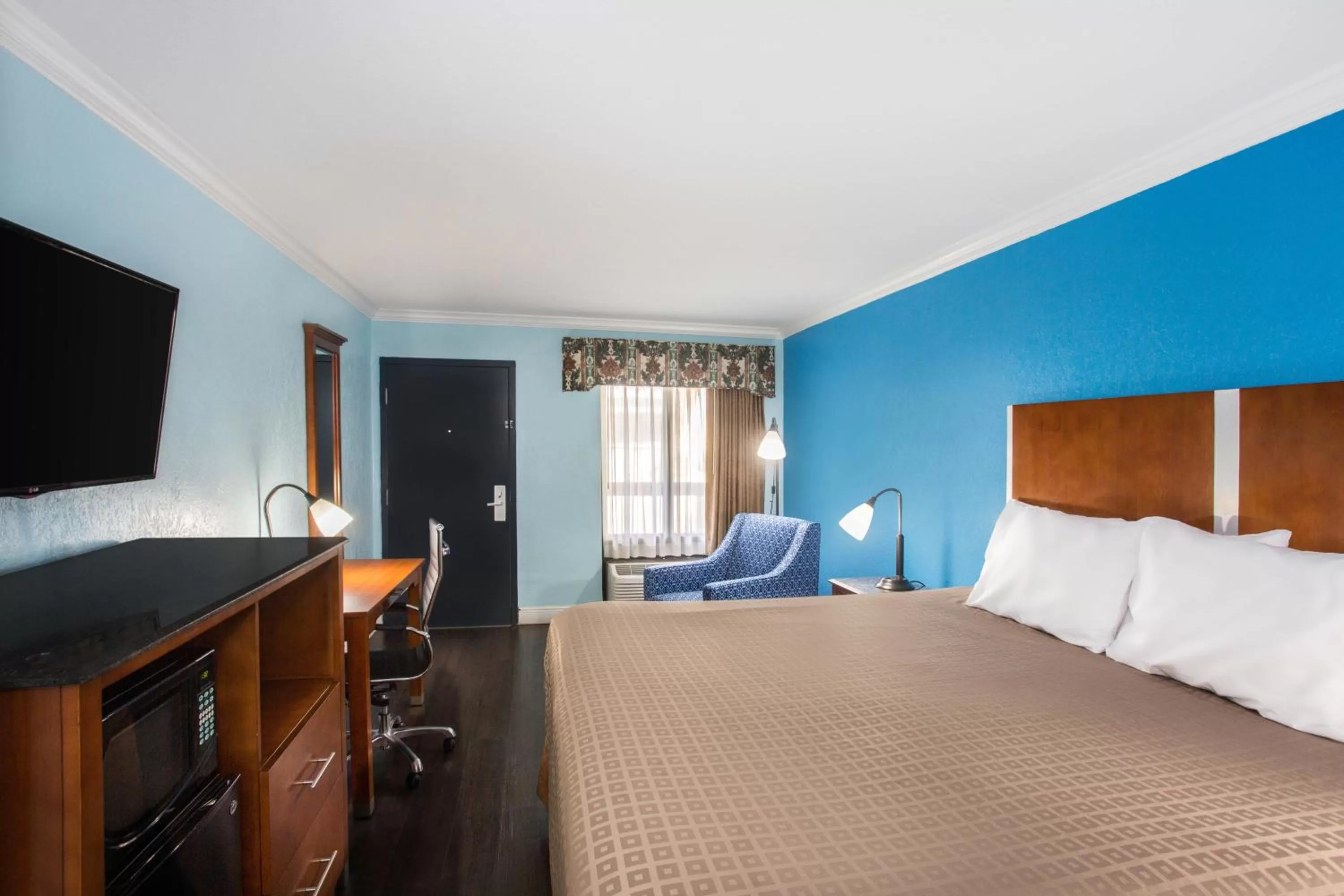 Photo of the whole room, Bed in Days Inn by Wyndham Florida City