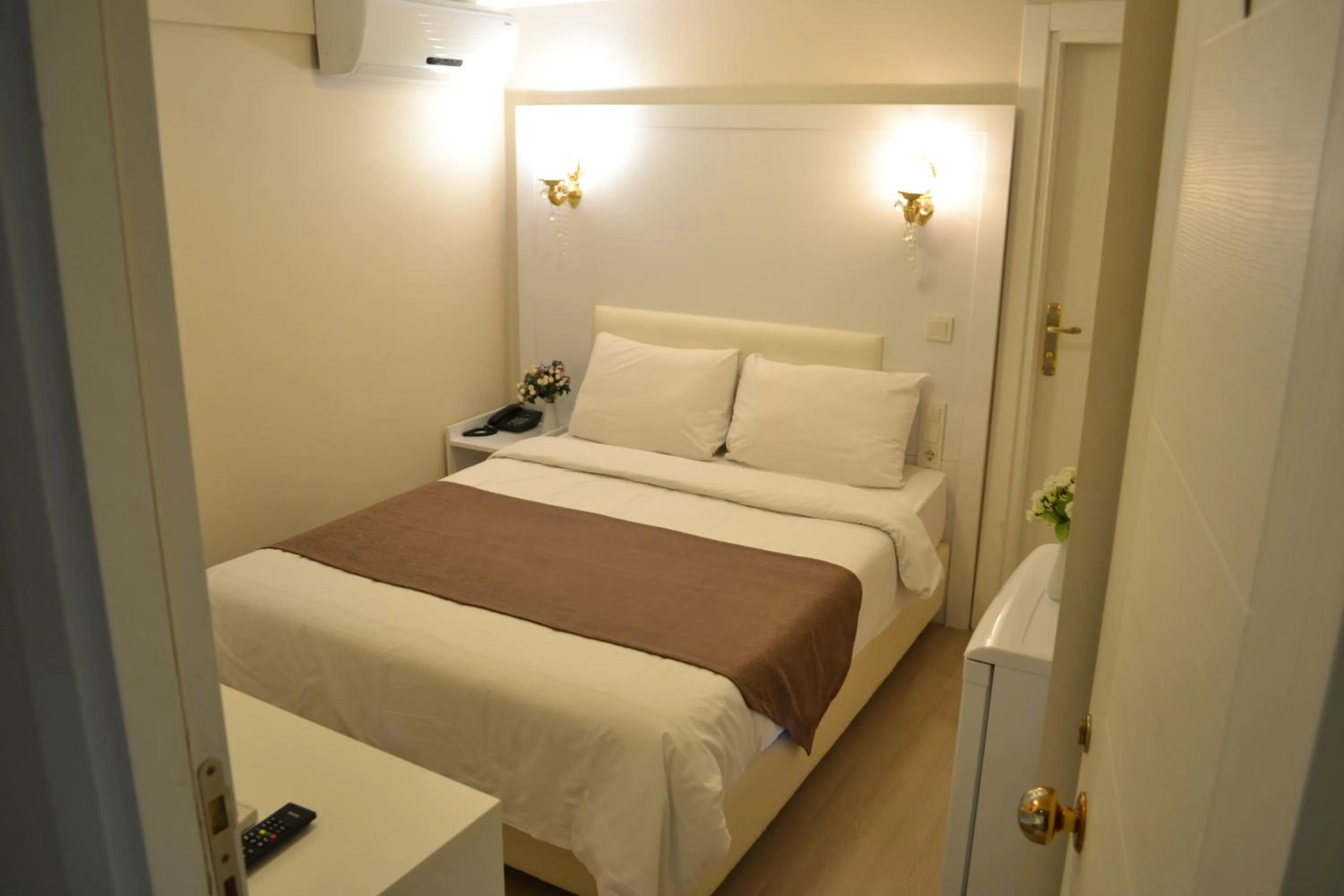 Bathroom, Bed in New Fatih Hotel