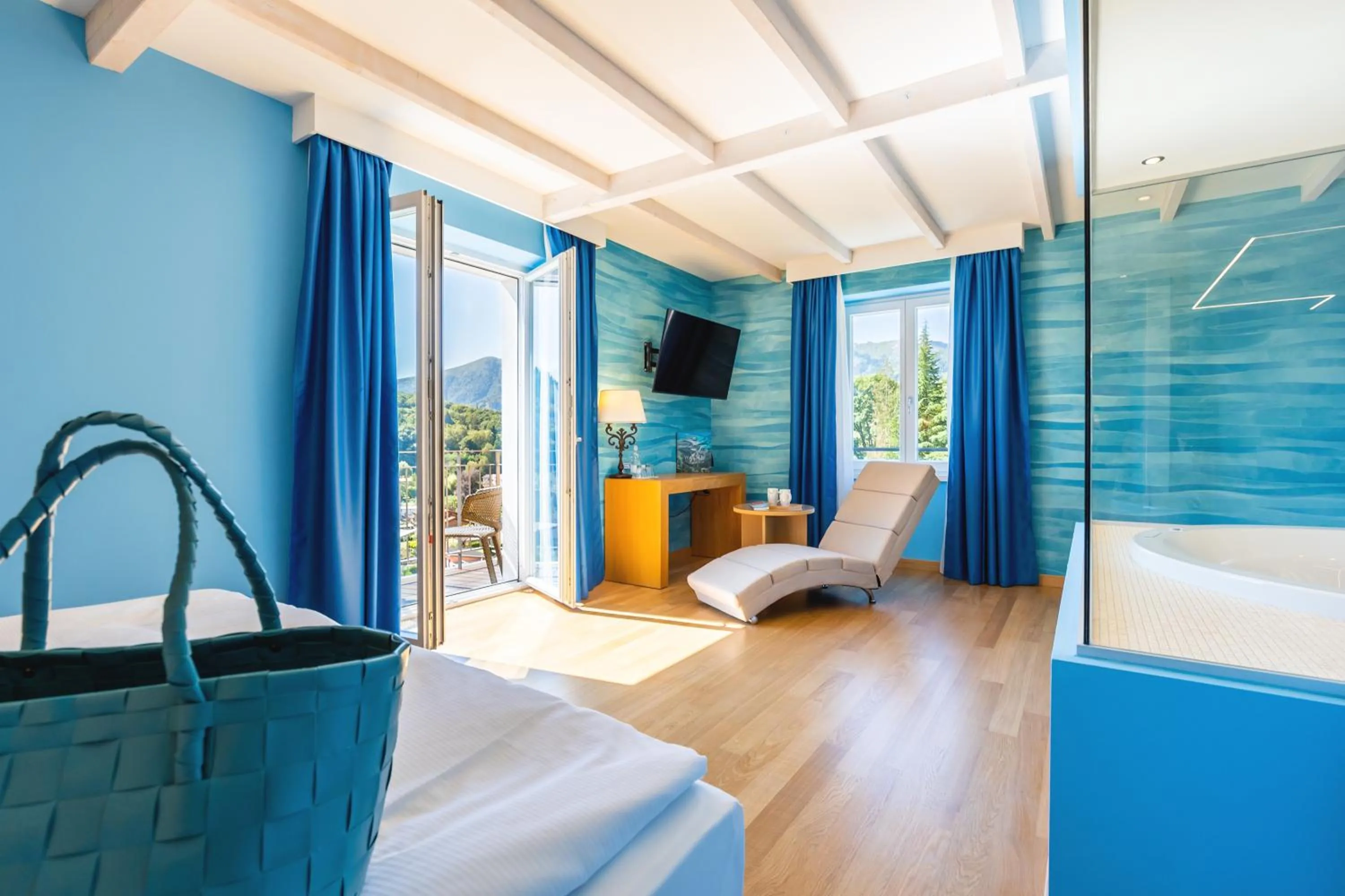 Hot Tub, Bed in Kurhaus Cademario Hotel & SPA - Adults Only