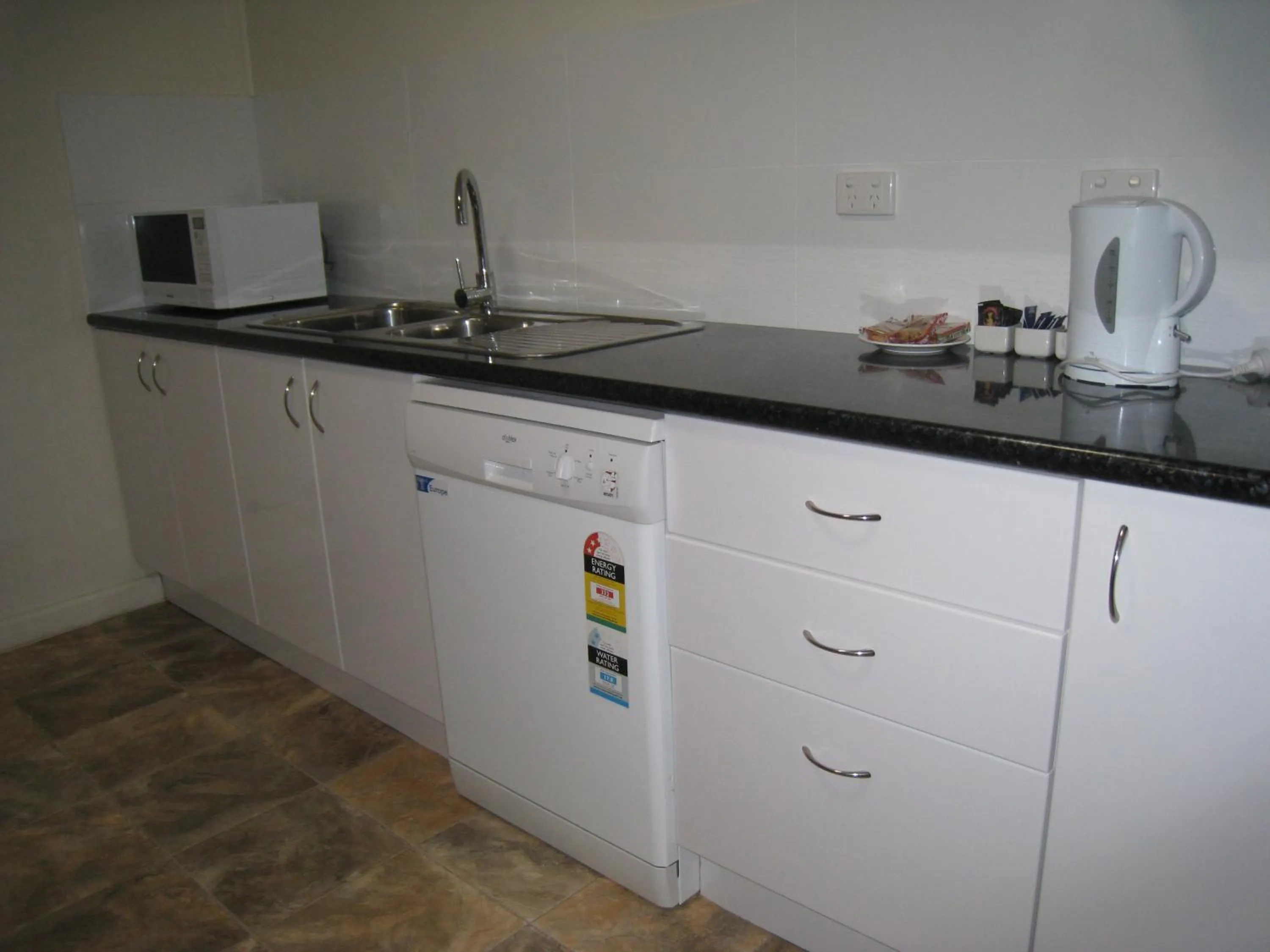 Kitchen or kitchenette in Country Lodge Motor Inn