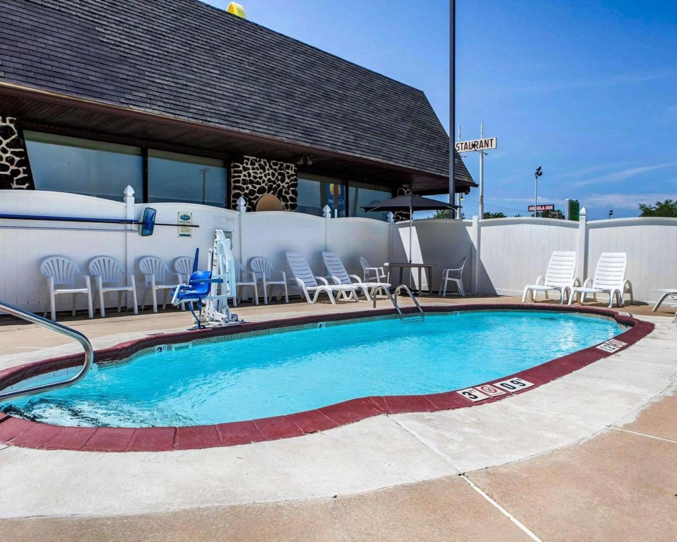 Swimming pool in Quality Inn Arcola