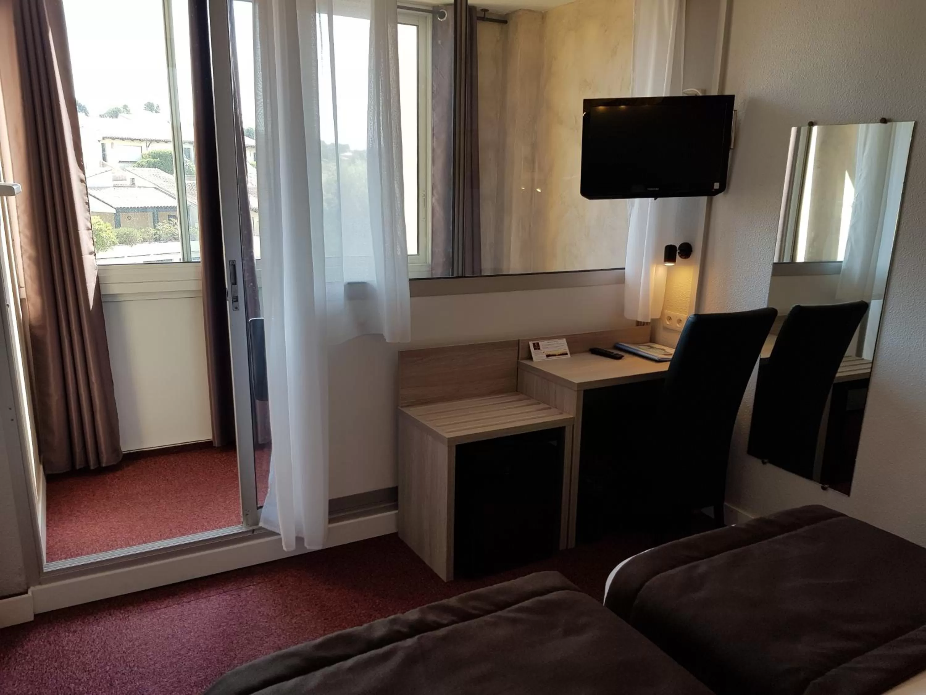 Photo of the whole room, TV/Entertainment Center in Hôtel Port Beach