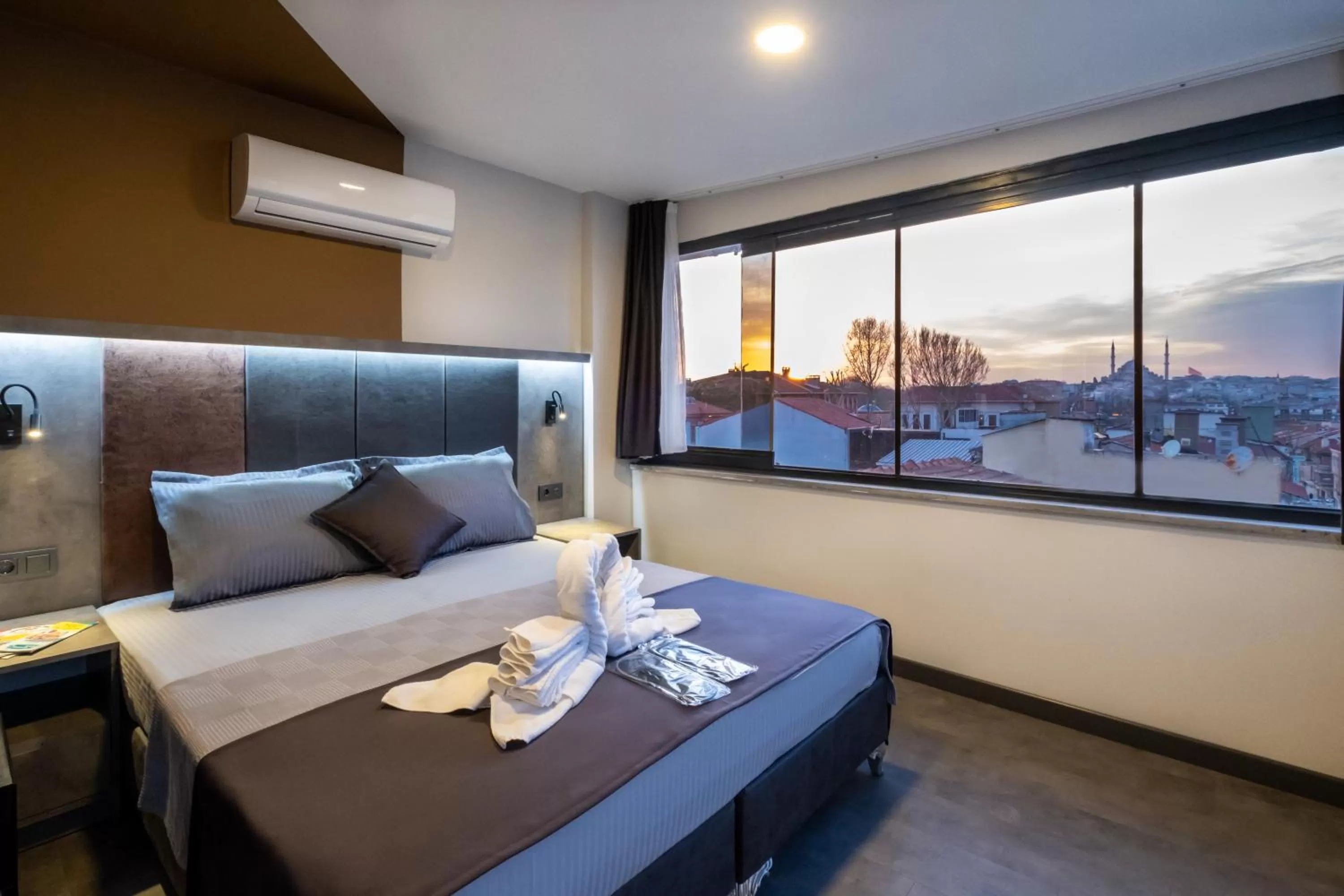 Bed in The Queen Hotel