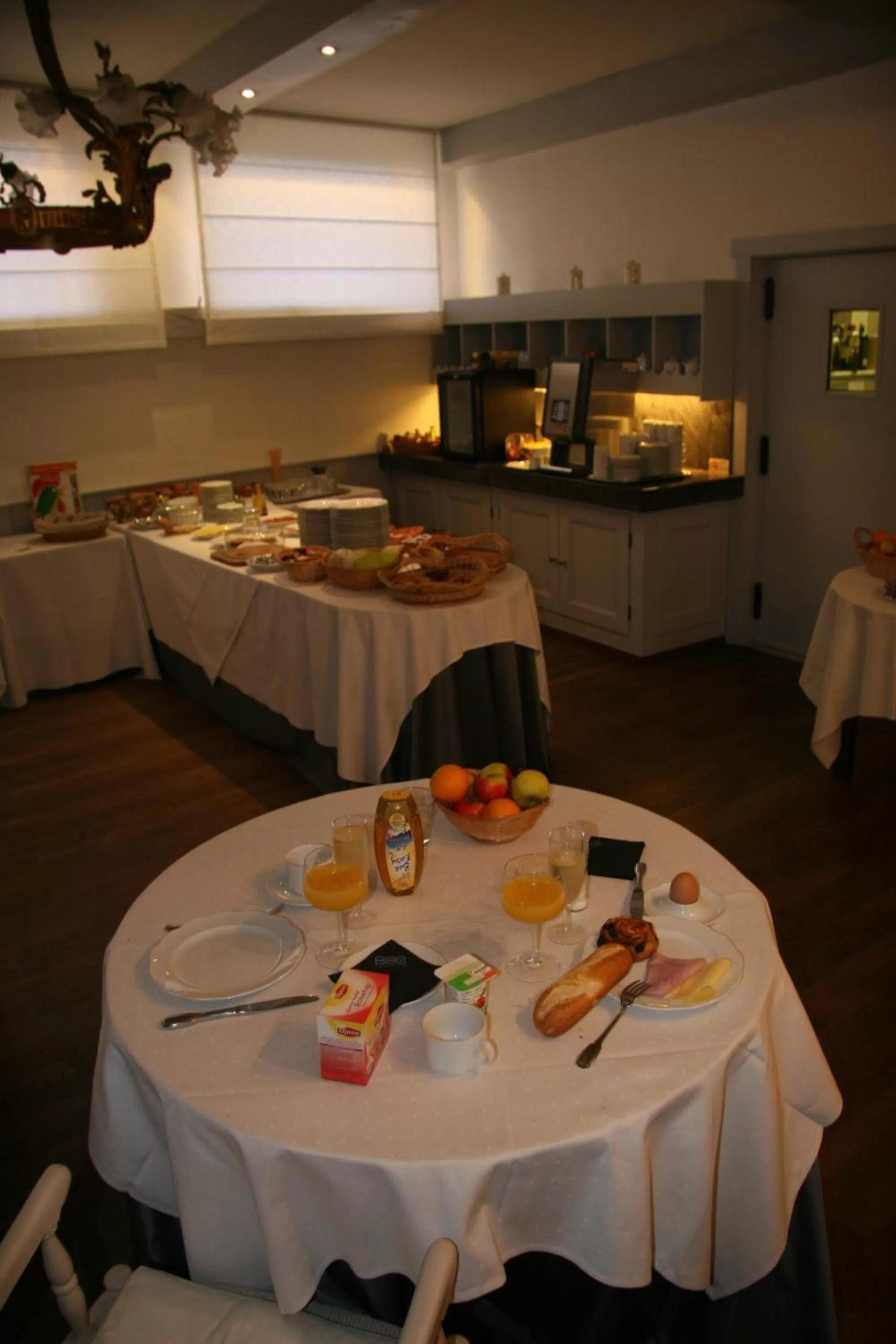 Restaurant/places to eat in Hotel Ambassade