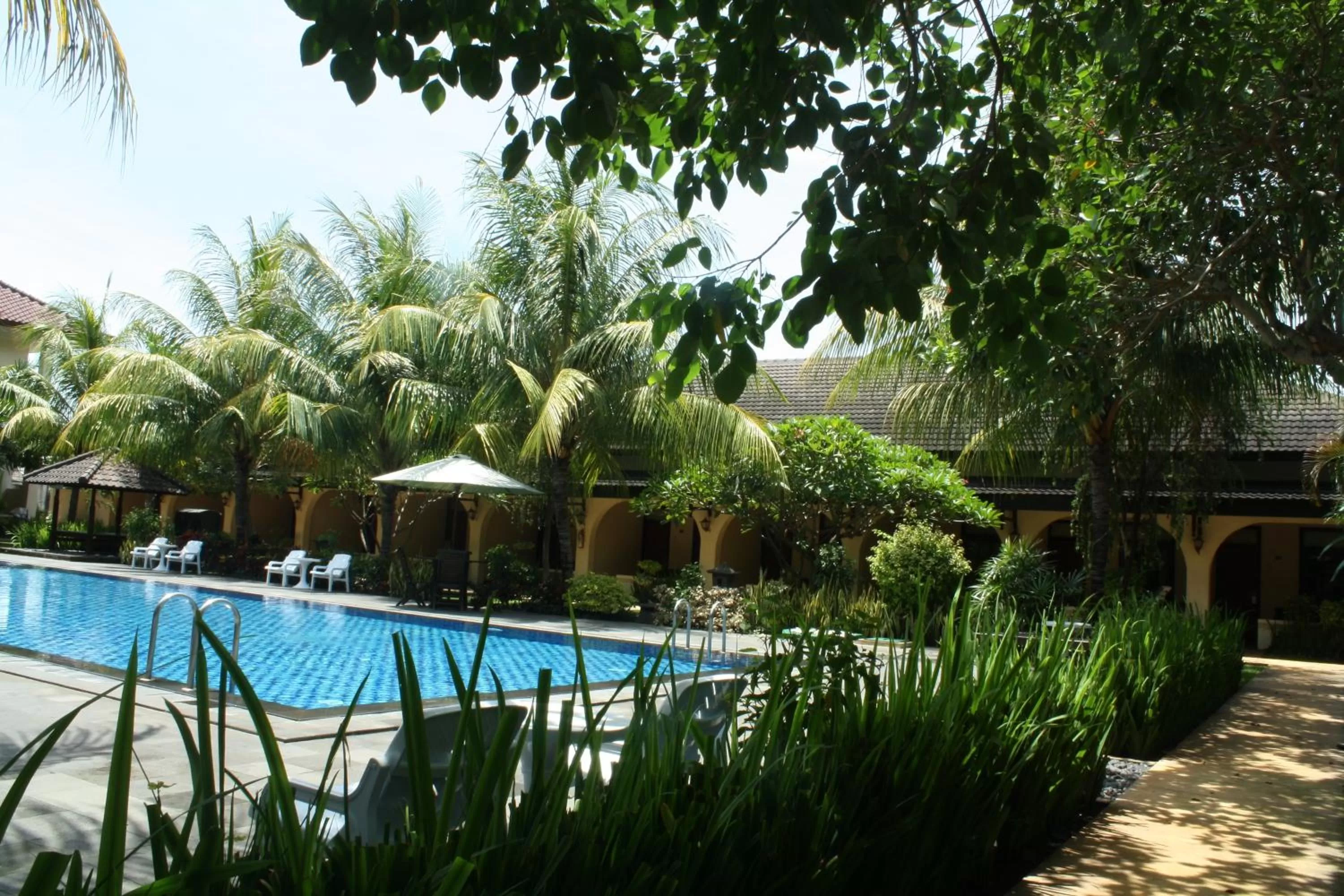 Swimming pool in Lombok Garden Hotel