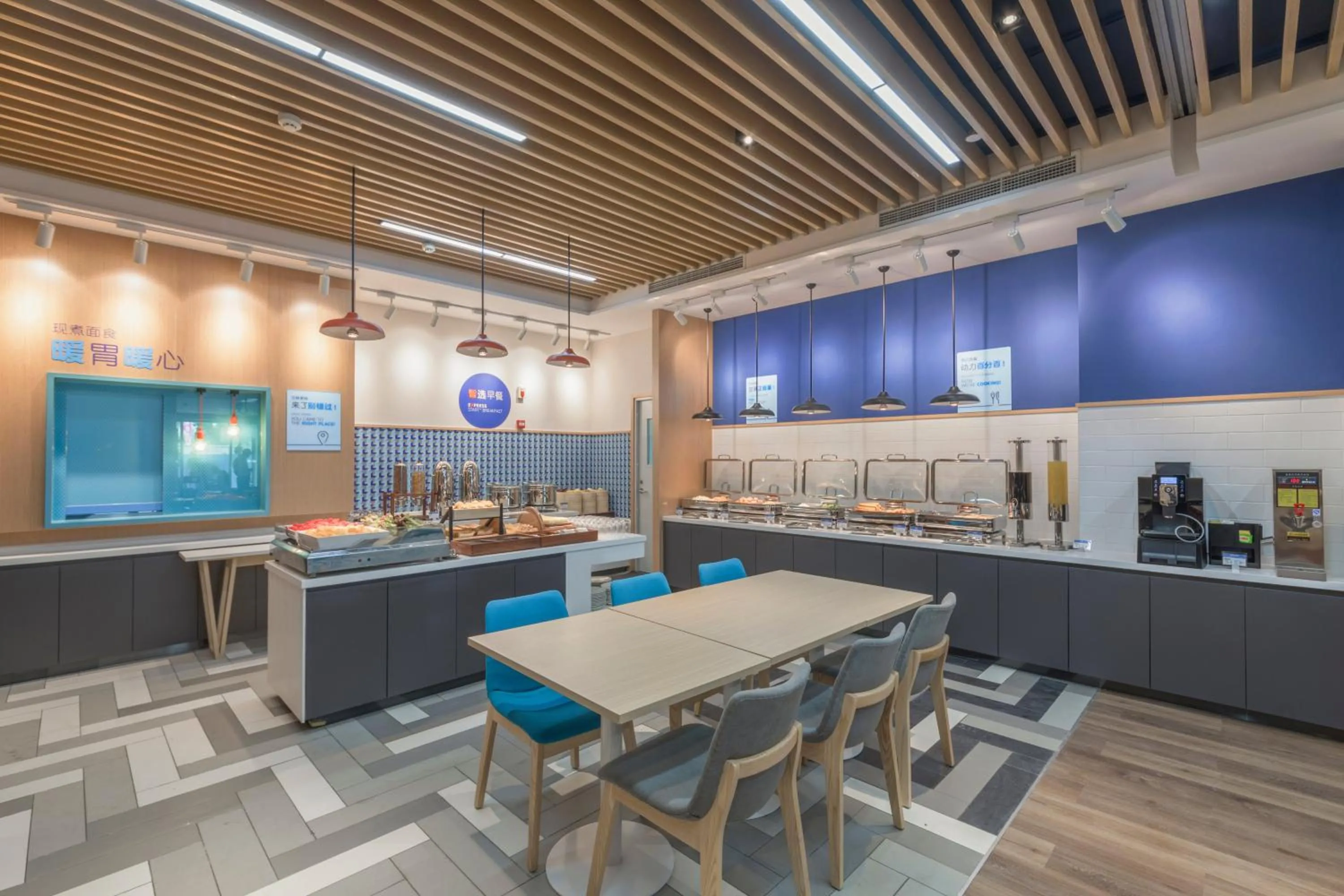 Restaurant/places to eat in Holiday Inn Express Shanghai Jiading Center by IHG