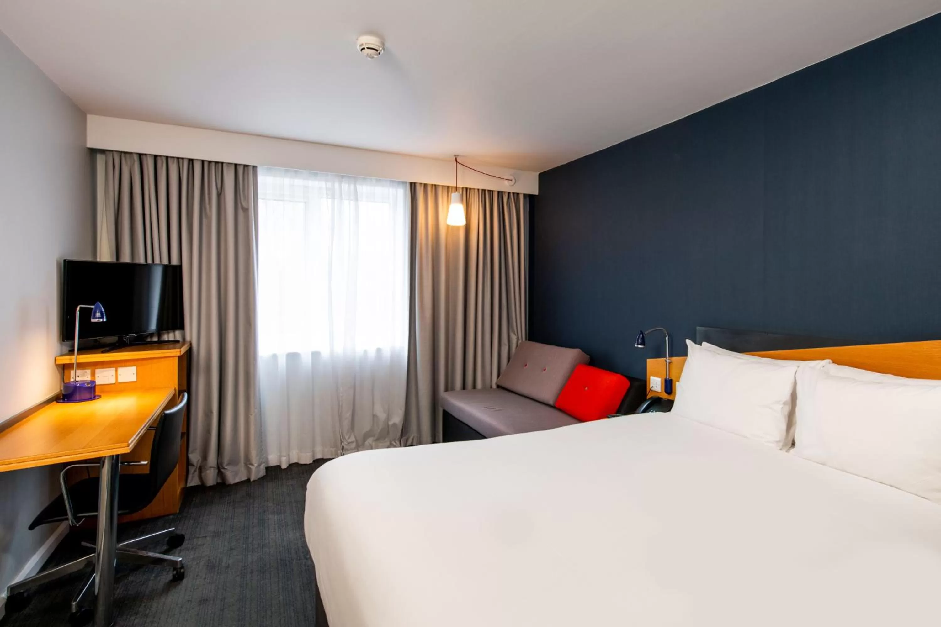 Bed in Holiday Inn Express Leeds City Centre by IHG