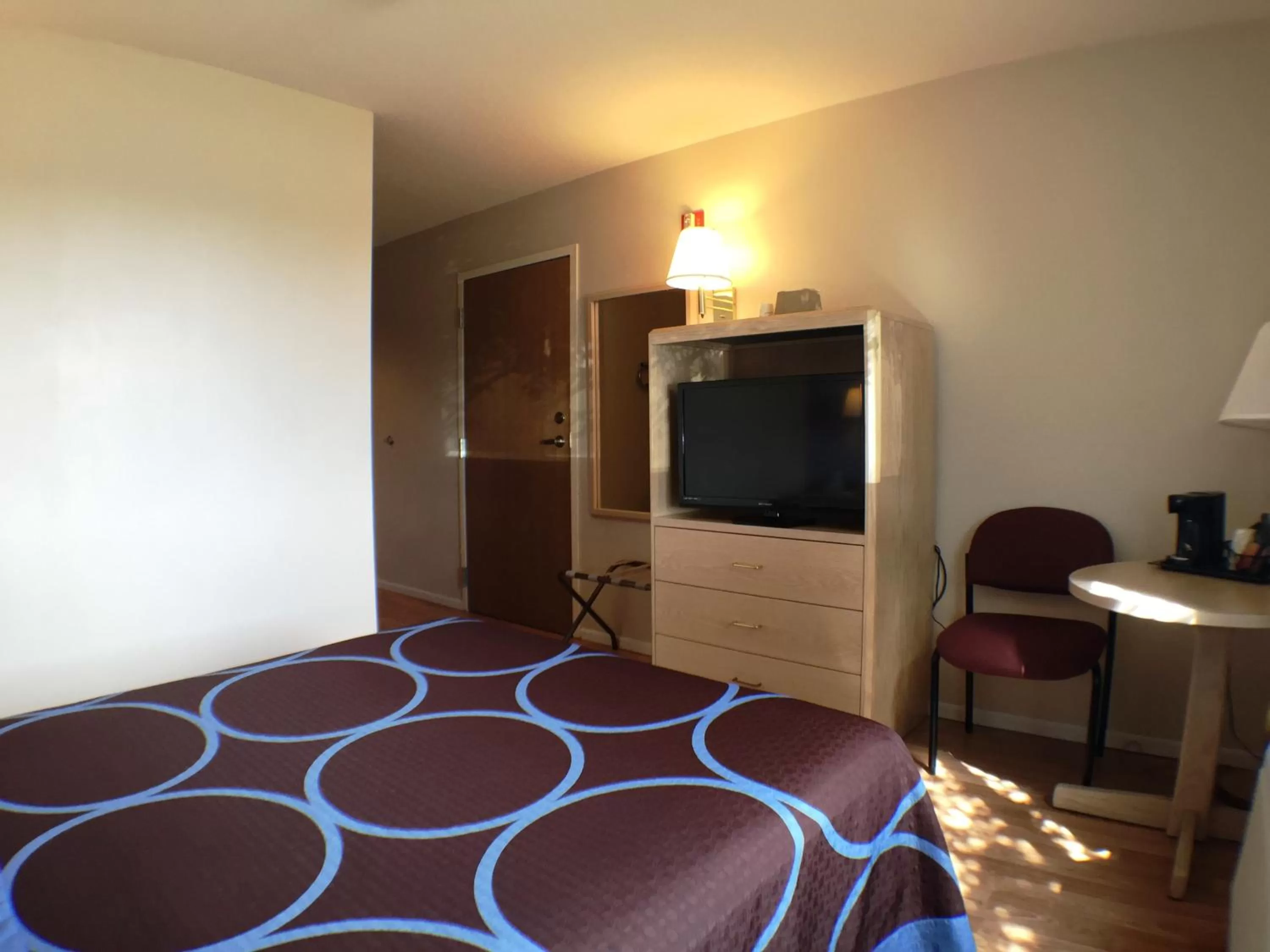 Photo of the whole room, Bed in Super 8 by Wyndham Canandaigua