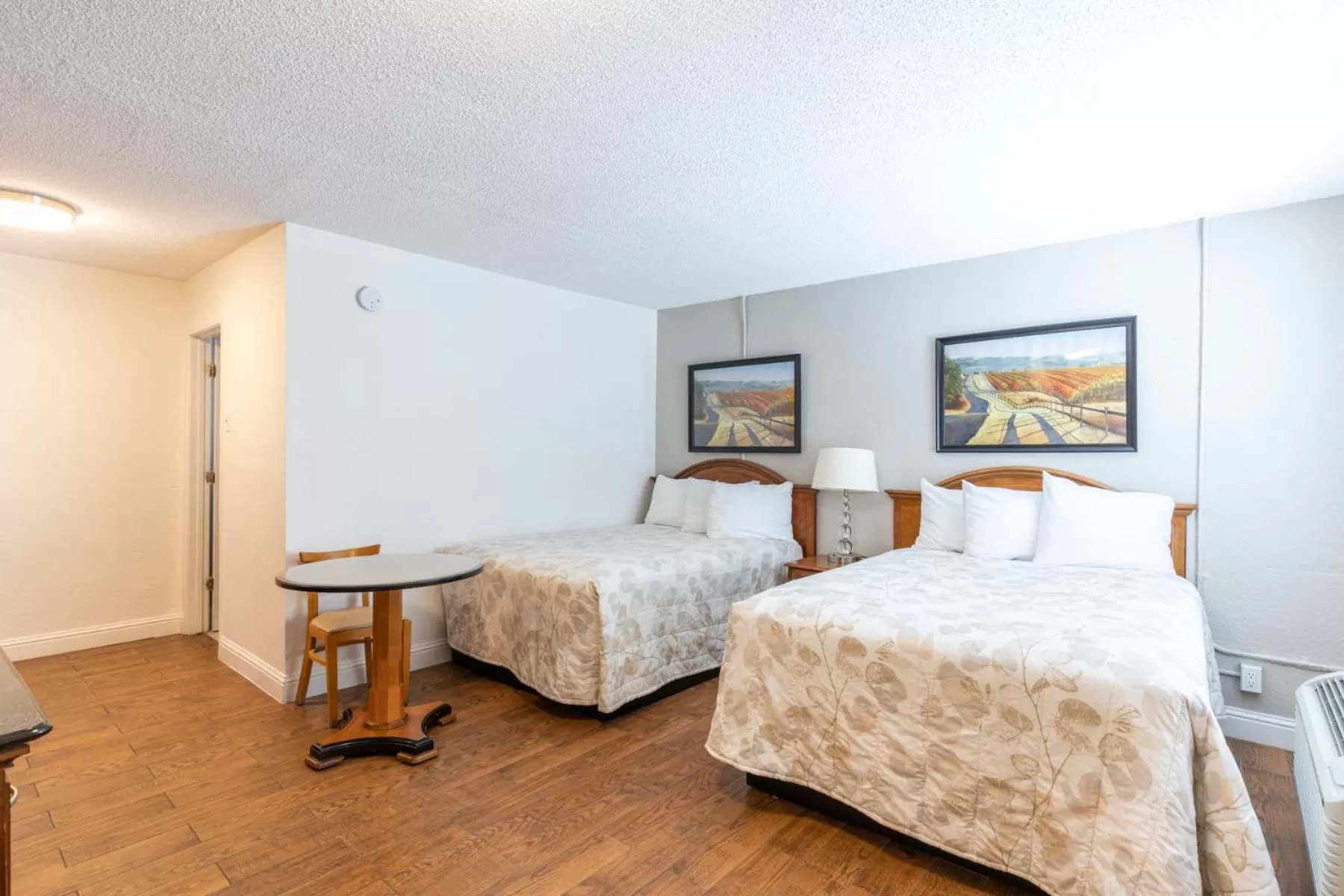 Bed in Vineyard Valley Inn