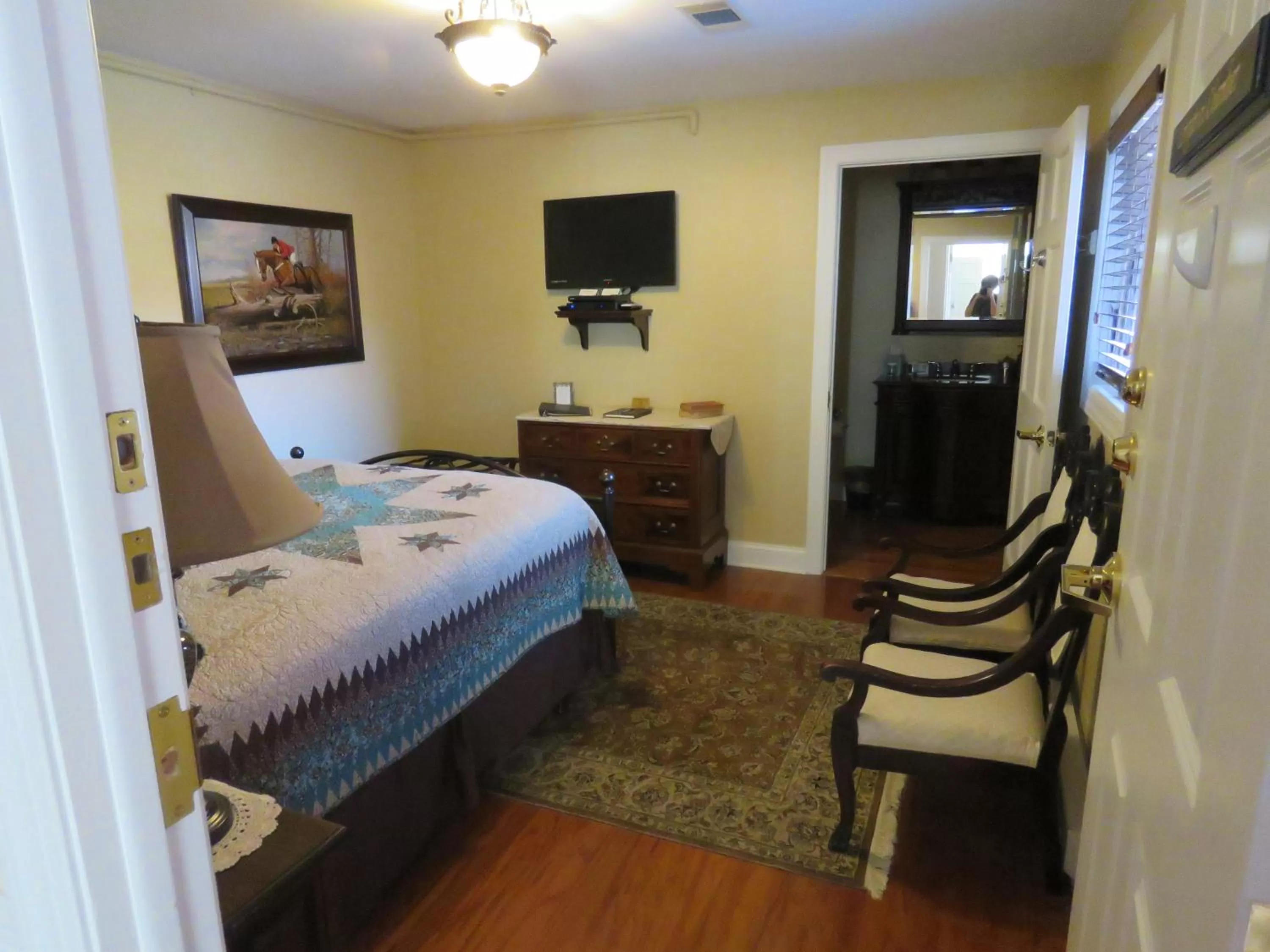 Bed in The Swope Manor Bed & Breakfast