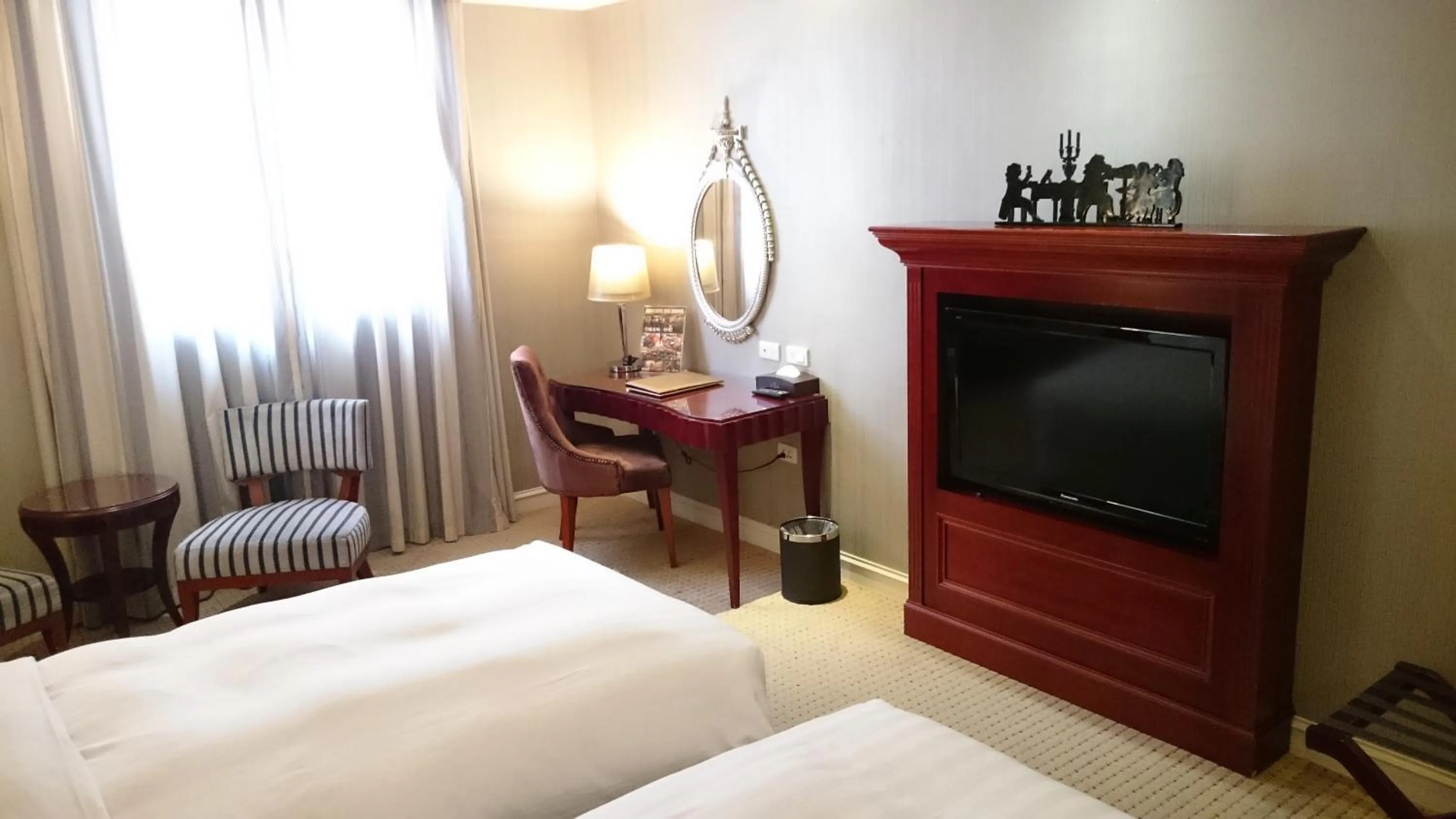 Twin Room in MRT Hotel