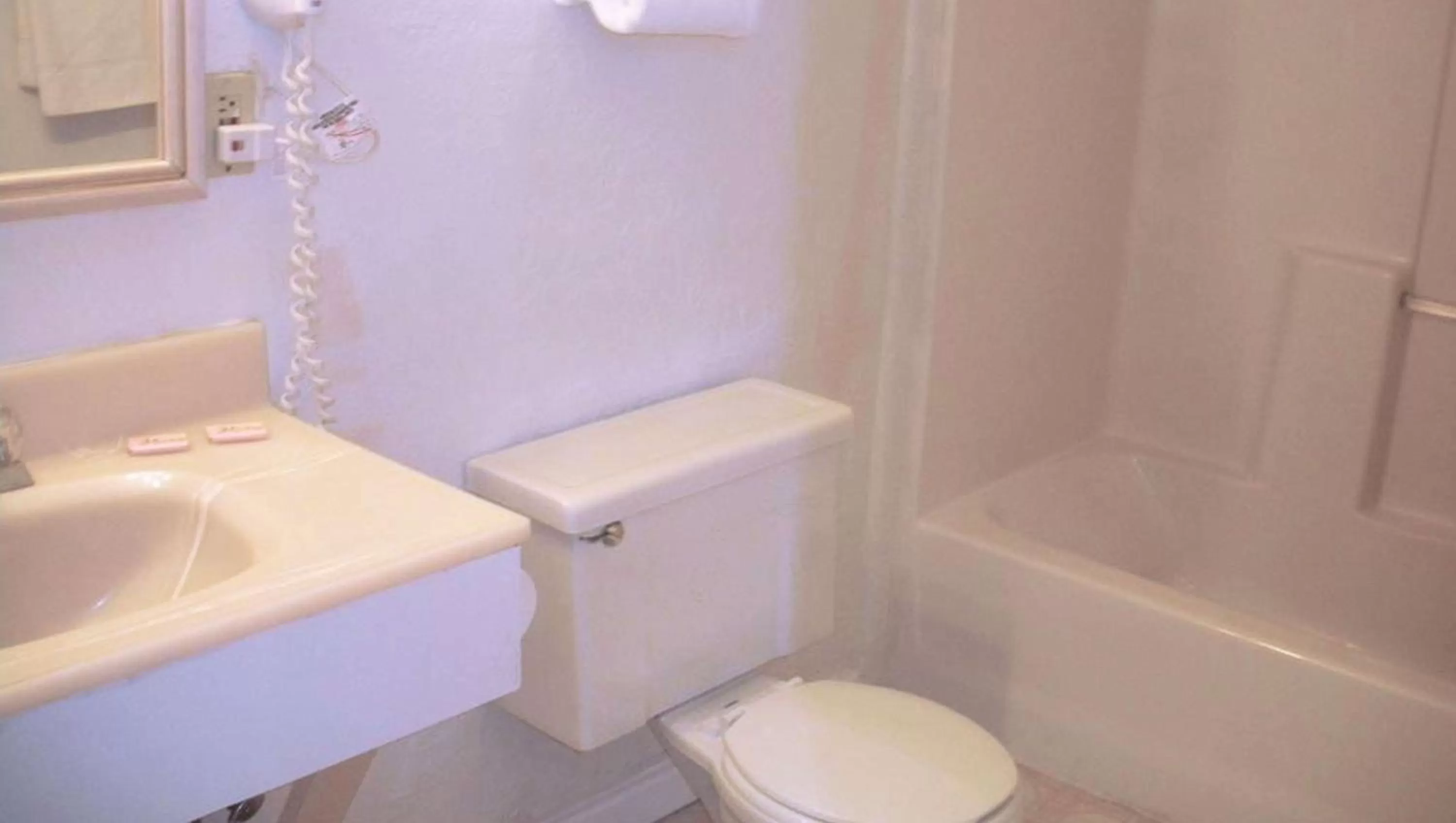 Bathroom in Marianna Inn Panguitch