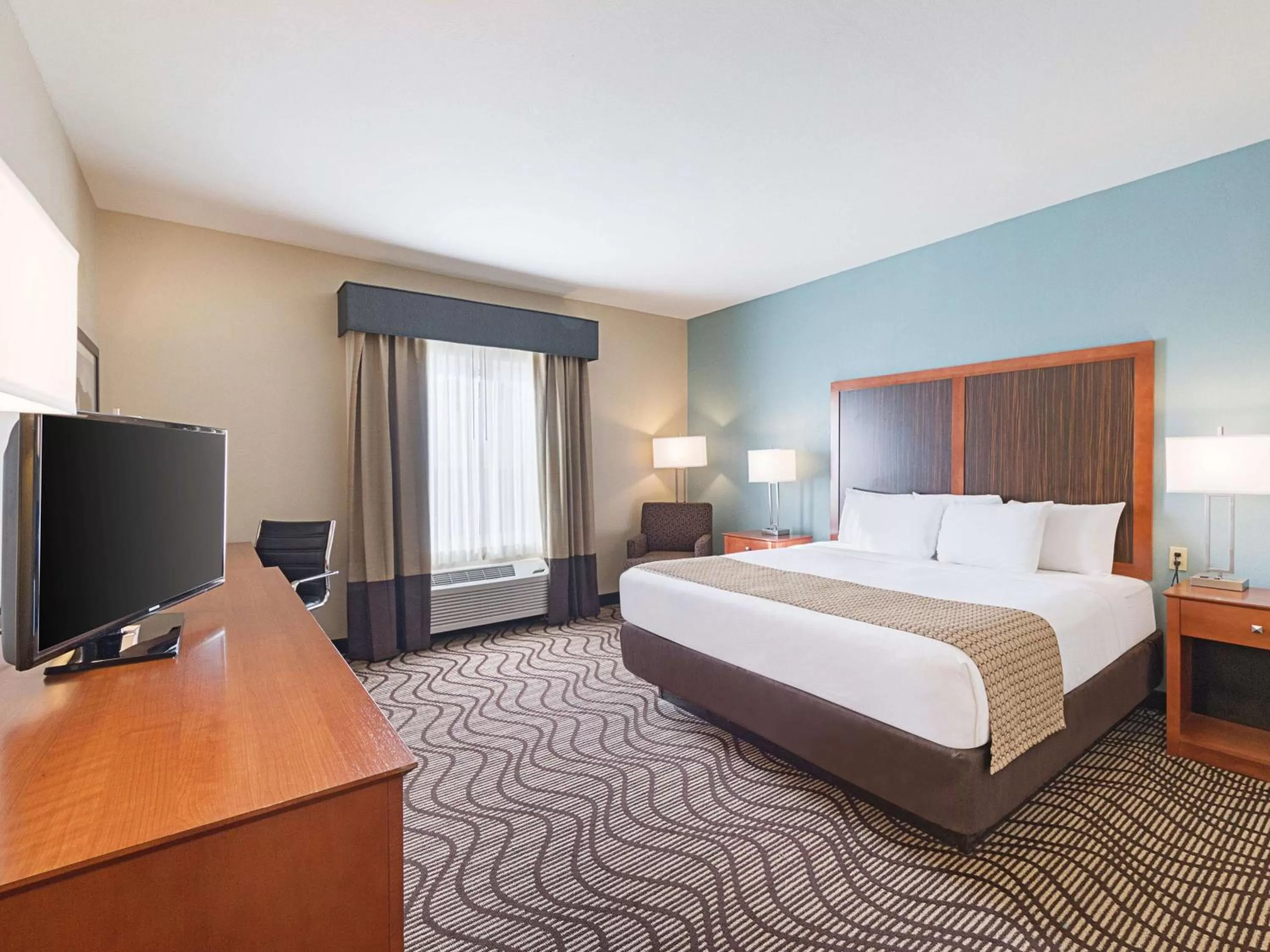 Photo of the whole room in La Quinta by Wyndham Mathis