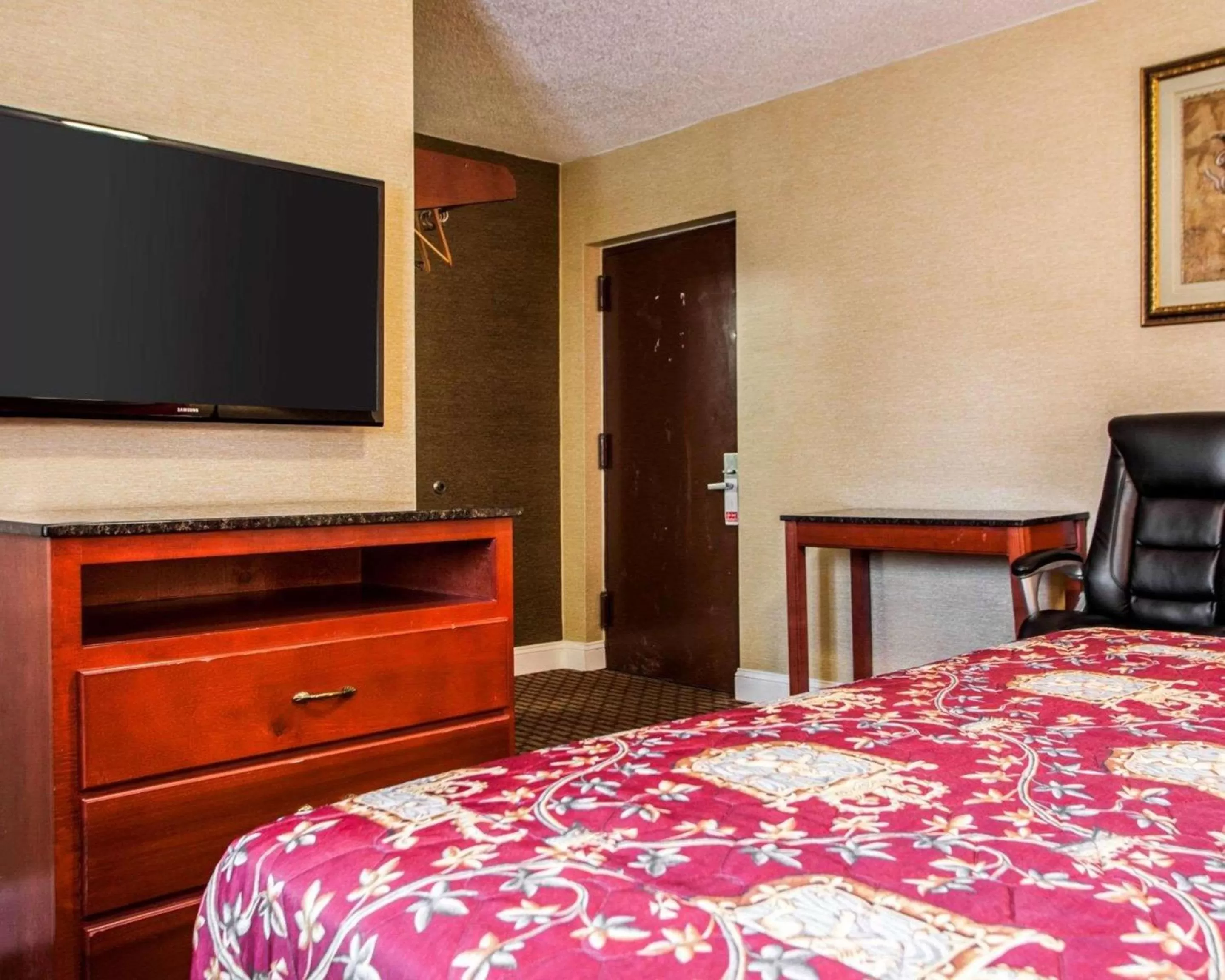 Photo of the whole room, Bed in Rodeway Inn Paterson Great Falls Park Area