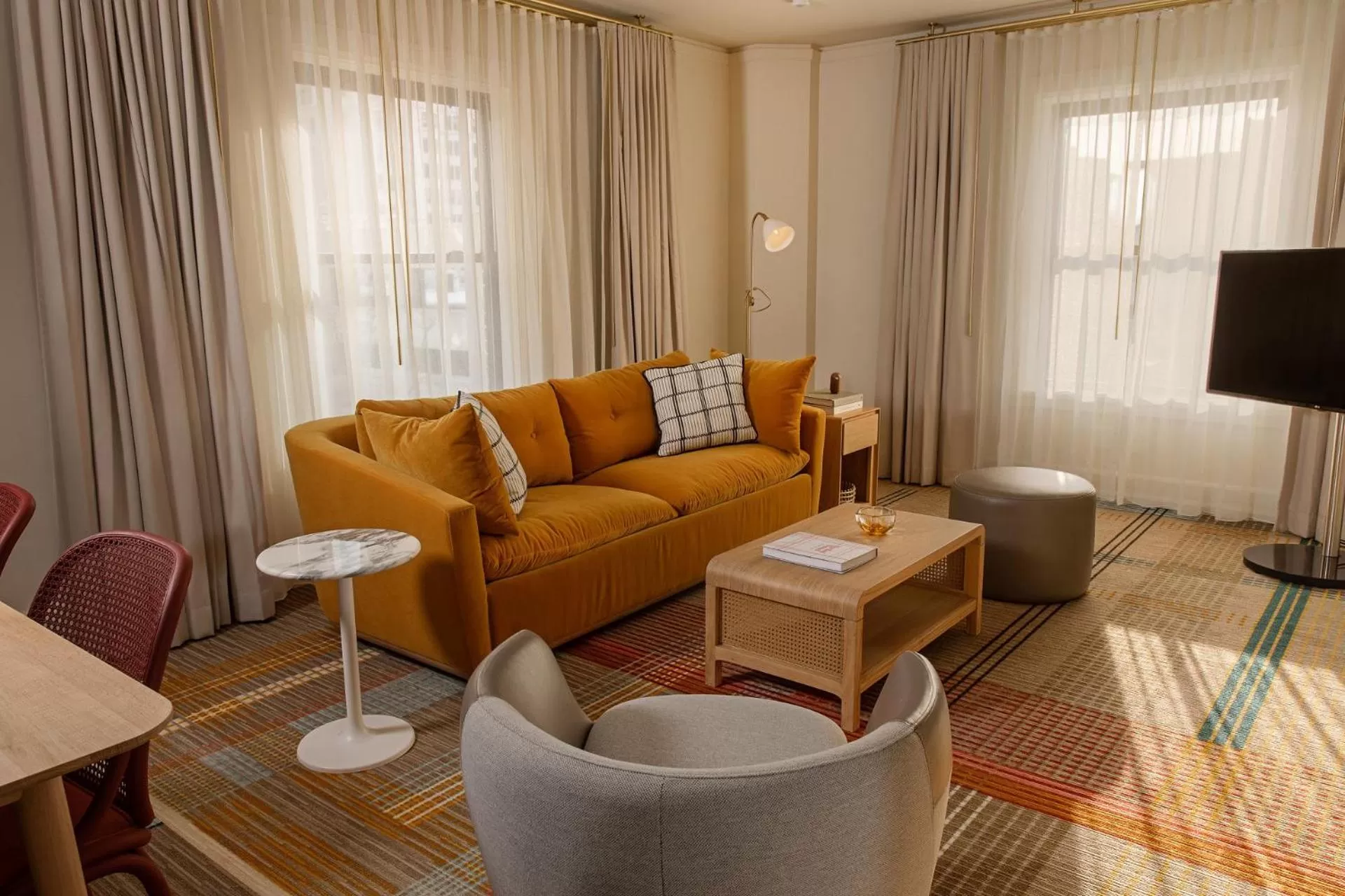 Living room in Ändra Hotel Seattle - MGallery Collection