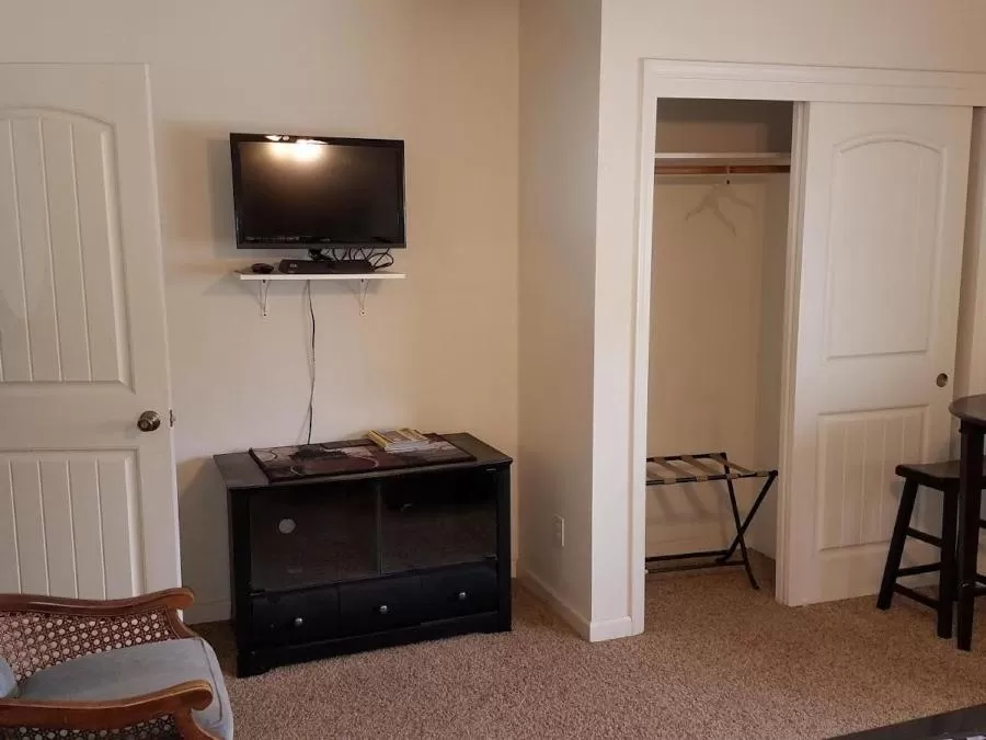 Bedroom, TV/Entertainment Center in Yosemite Nights Bed & Breakfast