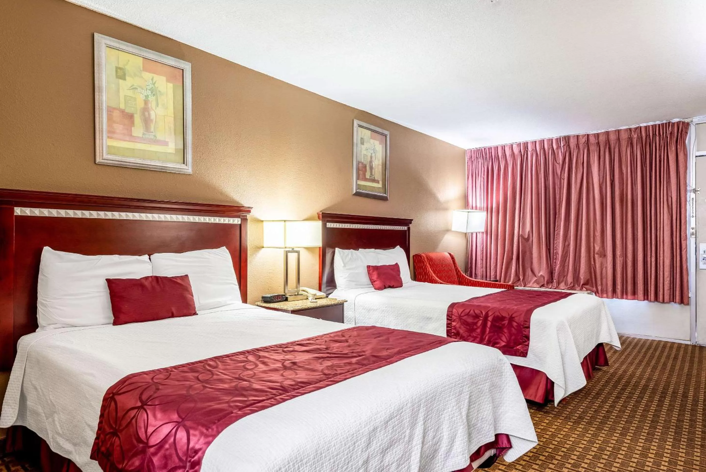 Photo of the whole room, Bed in Rodeway Inn Bushnell