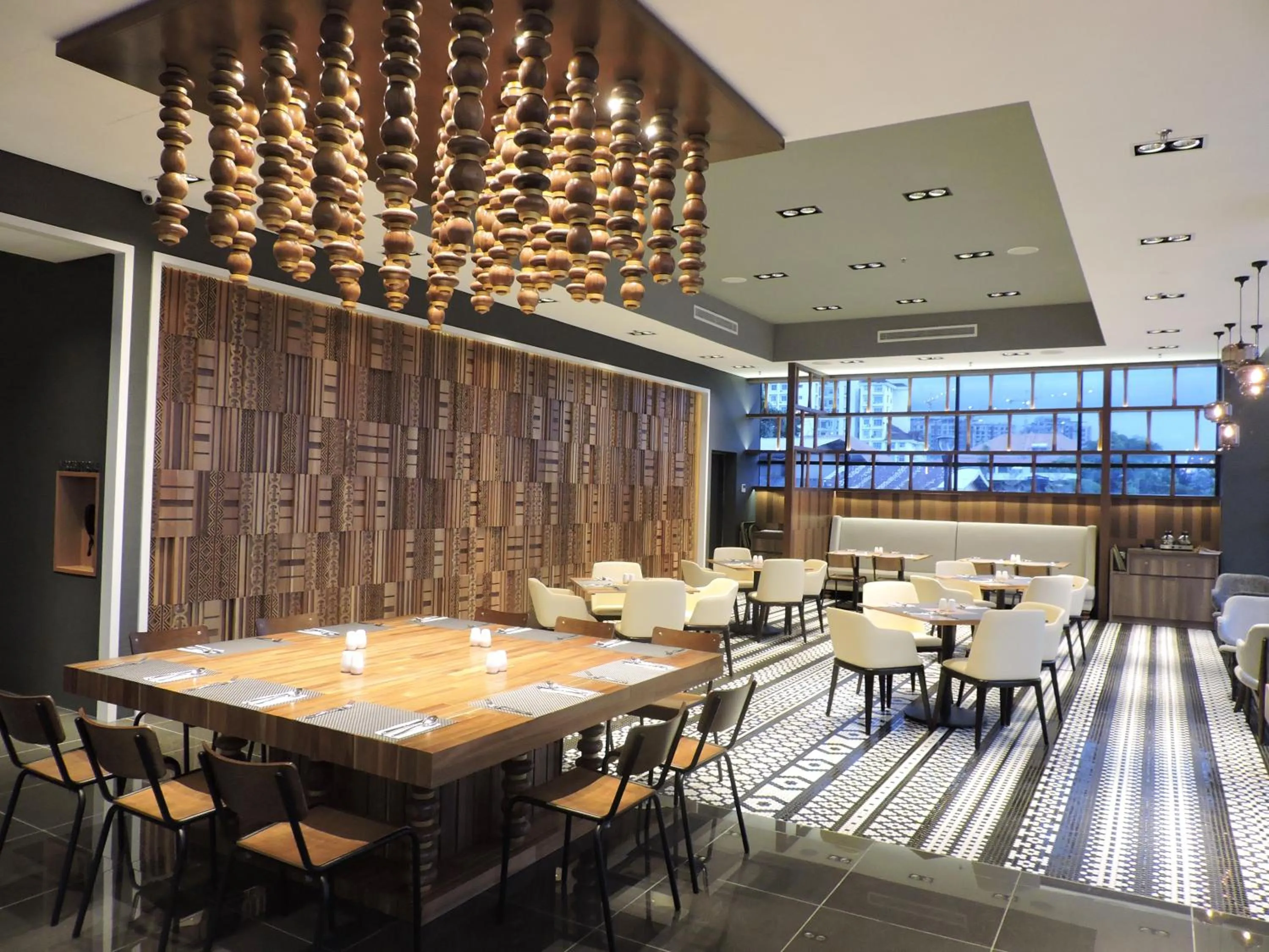 Restaurant/places to eat in Hotel N°5