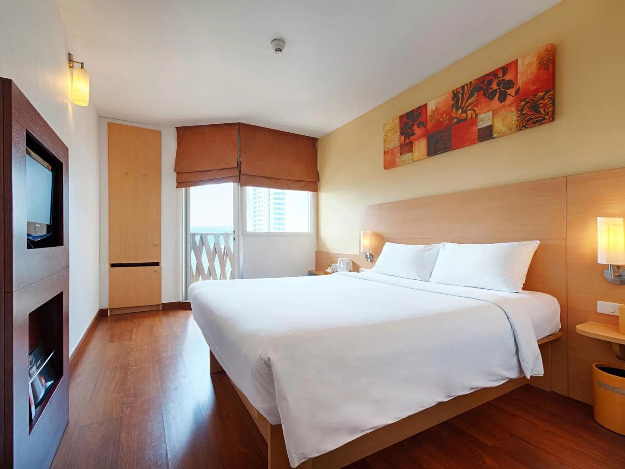 Bedroom, Bed in Ibis Pattaya