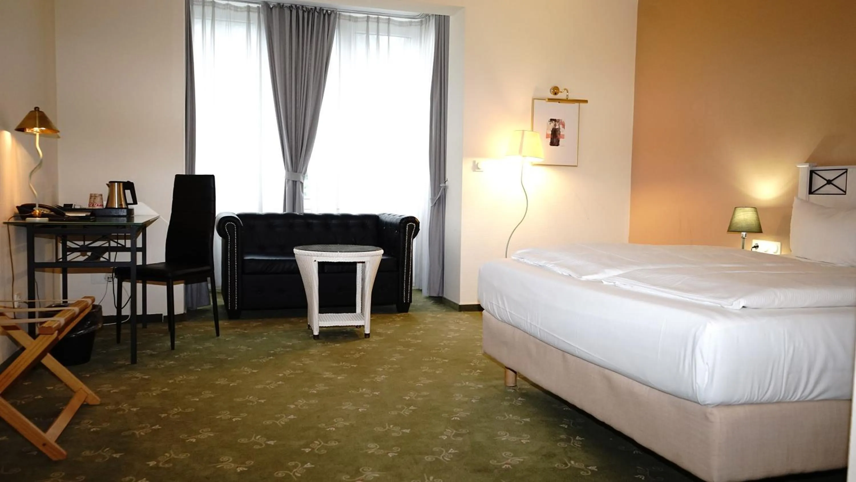 Photo of the whole room, Bed in Entrée Groß Borstel Garni Hotel