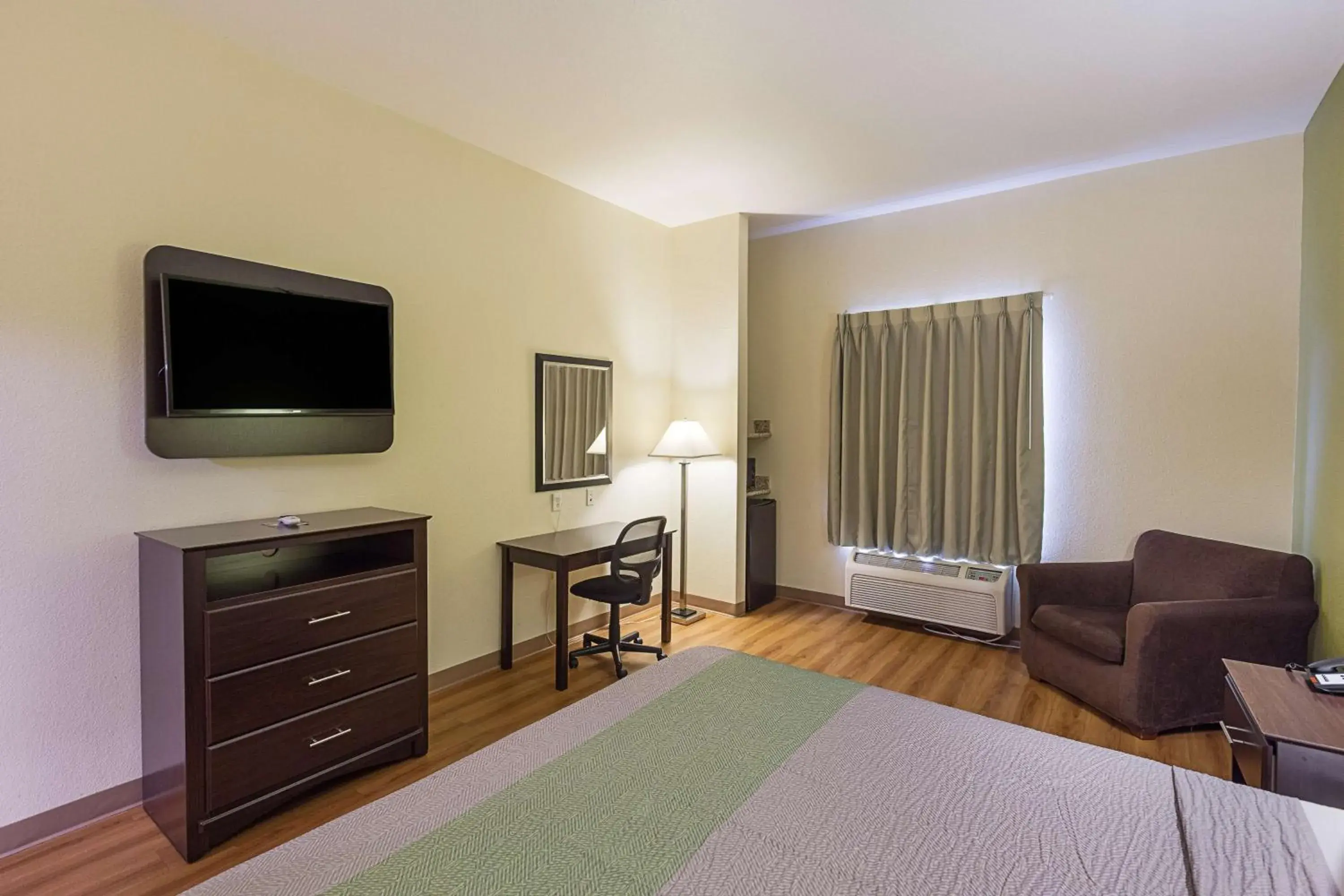 King Room with Roll-in Shower - single occupancy - Disability Access - Non-Smoking in Motel 6-Fort Worth, TX King Room with Roll-in Shower - single occupancy - Disability Access - Non-Smoking in Motel 6-Fort Worth, TX