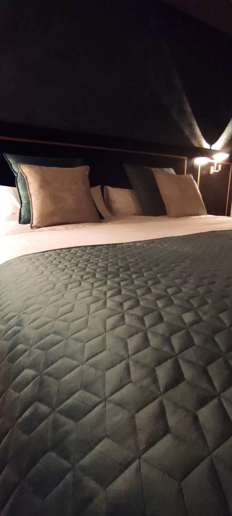 Shower, Bed in IBIZA ROOMs