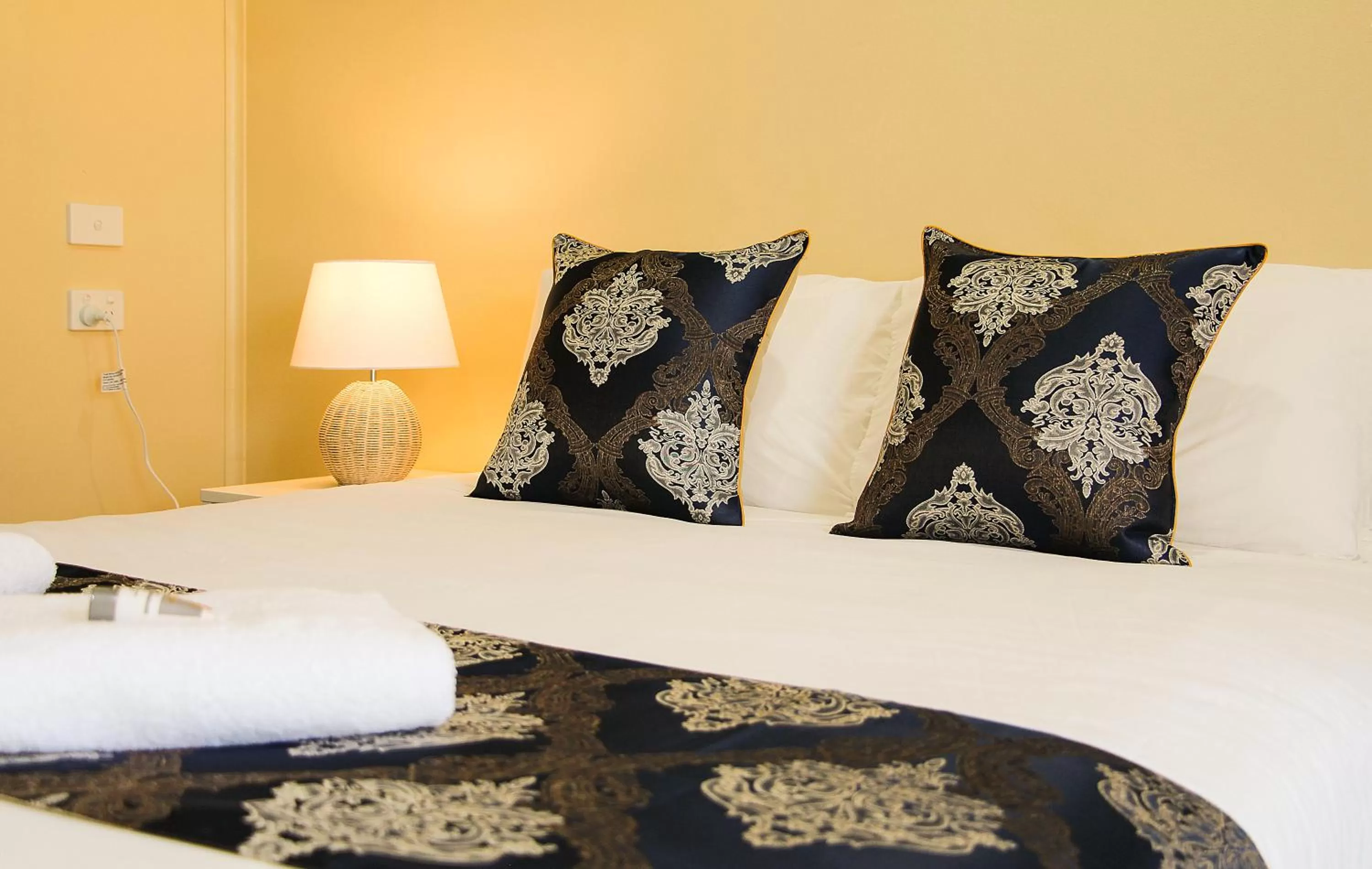 Bedroom, Bed in Motel 359