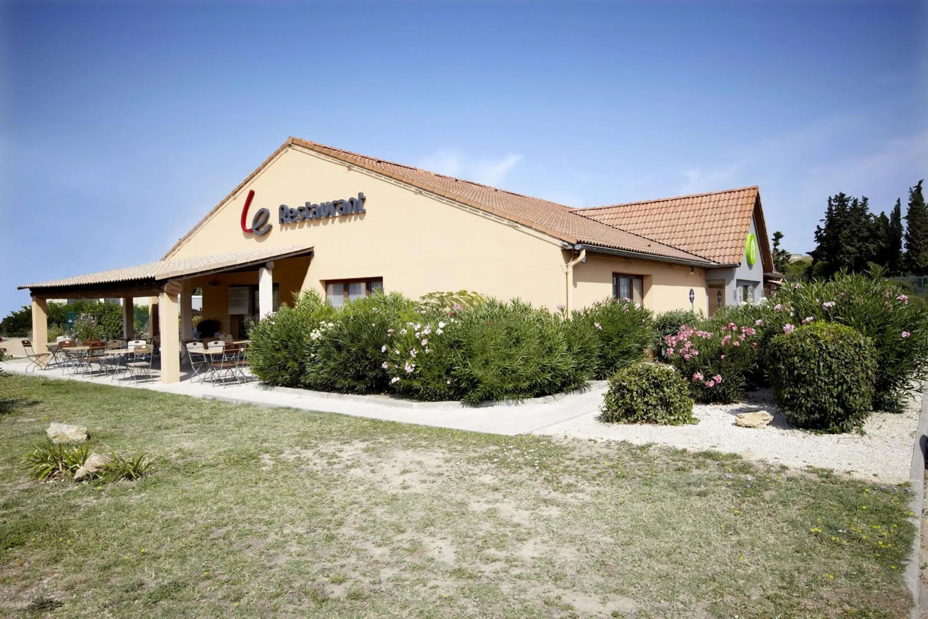 Facade/entrance in Campanile Salon-De-Provence