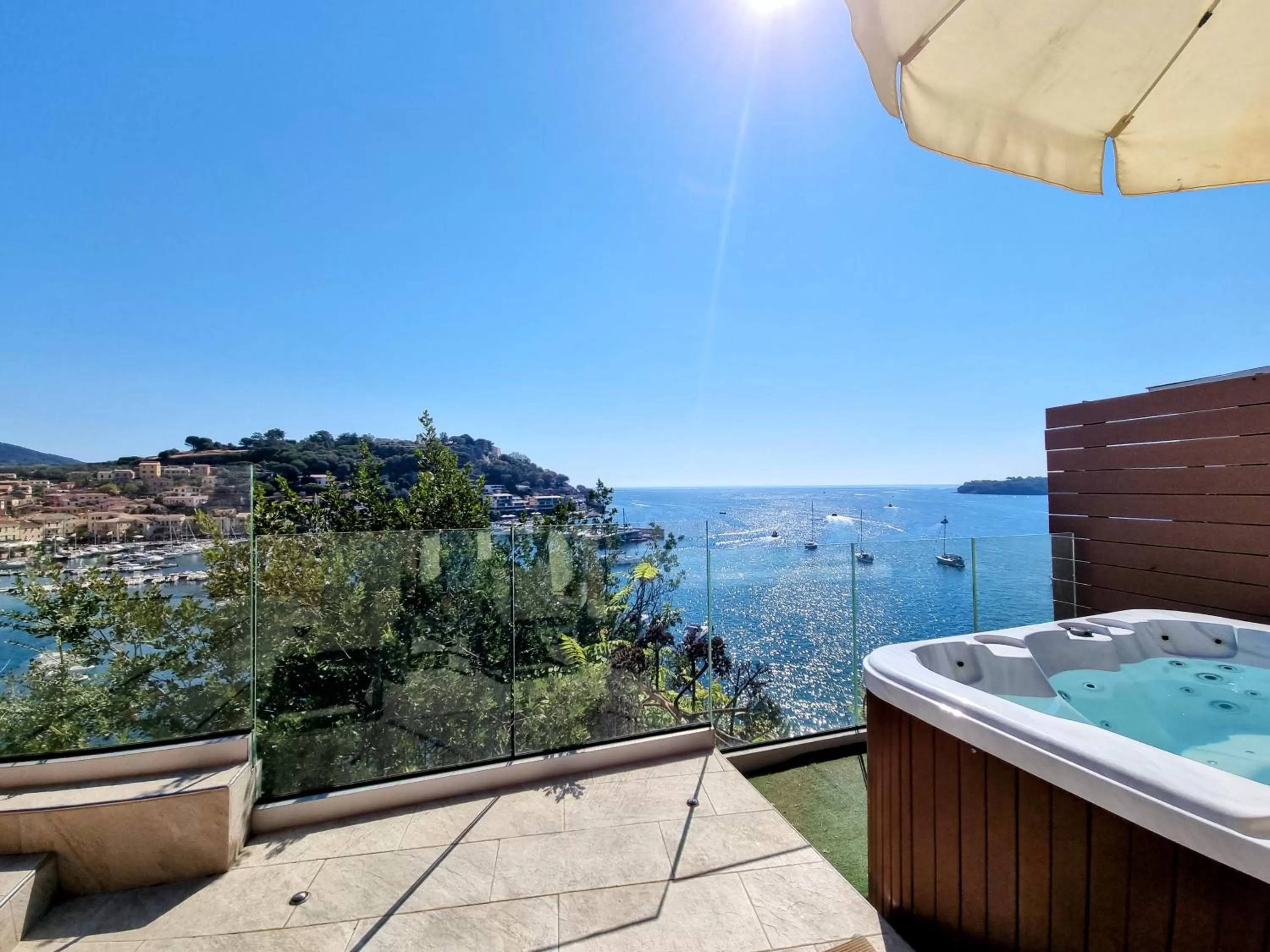 Hot Tub in Hotel Plaza