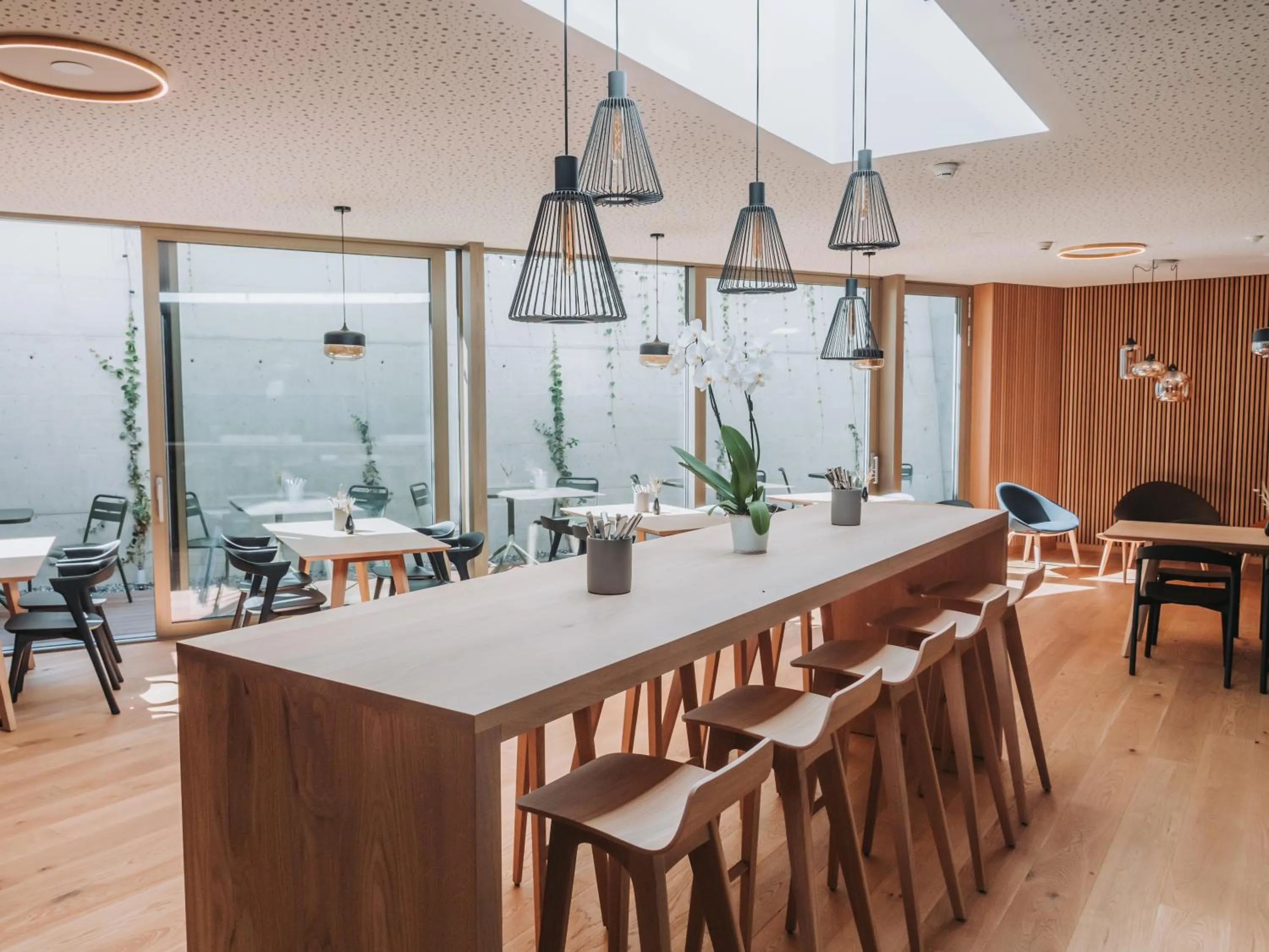 Restaurant/places to eat in Montreux Youth Hostel