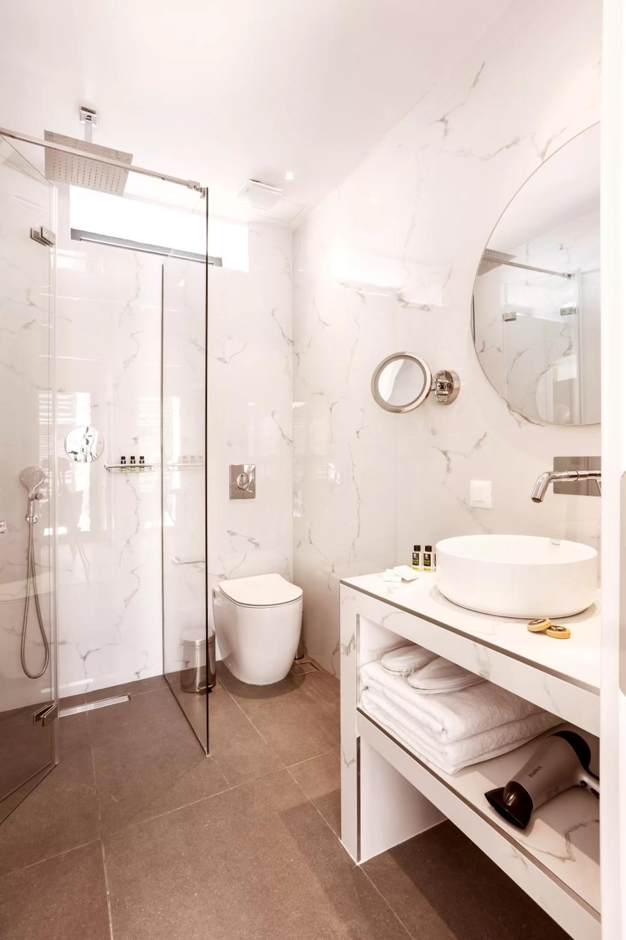 Shower in DAYS City Suites Athens