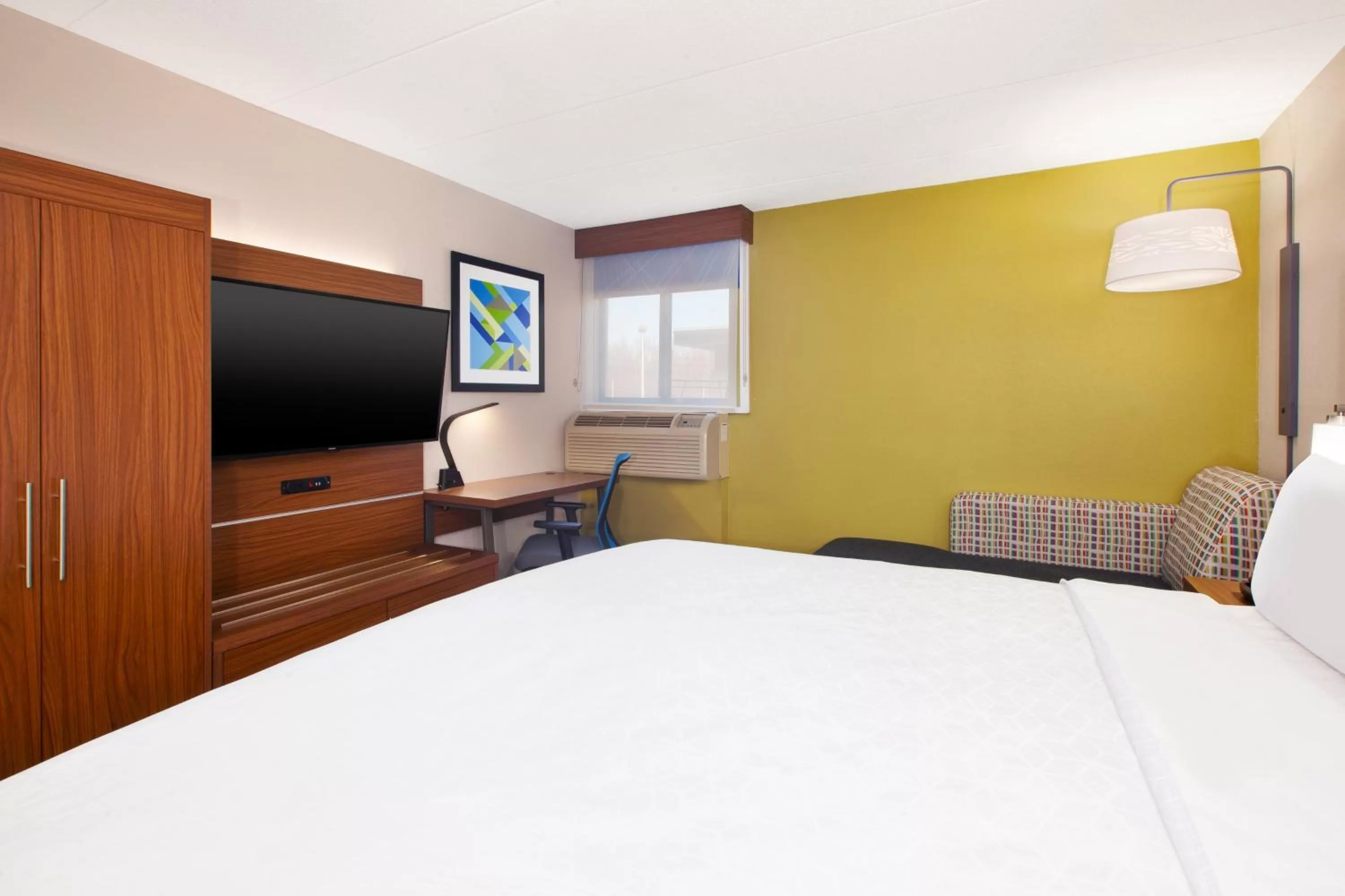 Photo of the whole room, Bed in Holiday Inn Express Fairfax-Arlington Boulevard by IHG