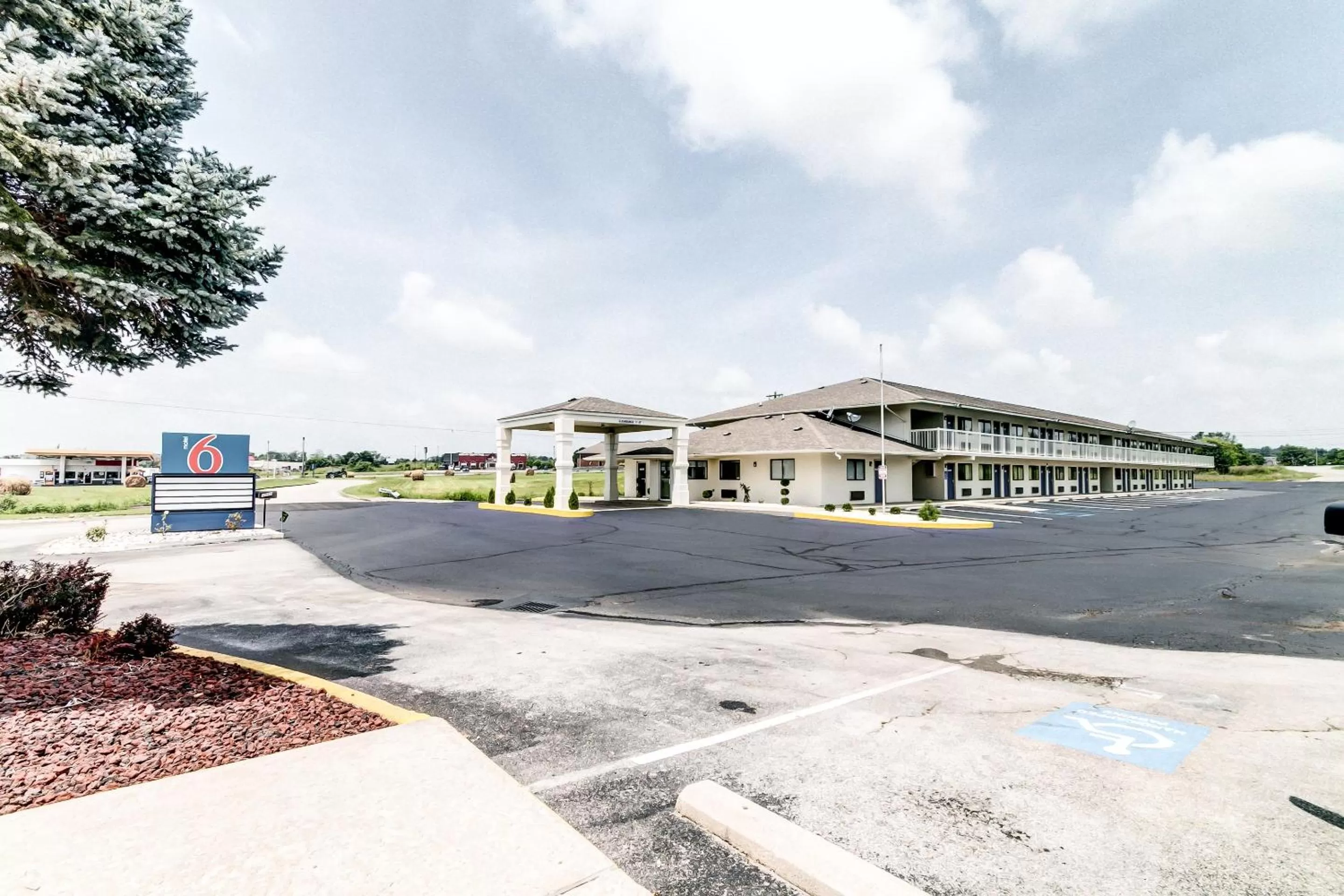 Property building in Motel 6-Berea, KY