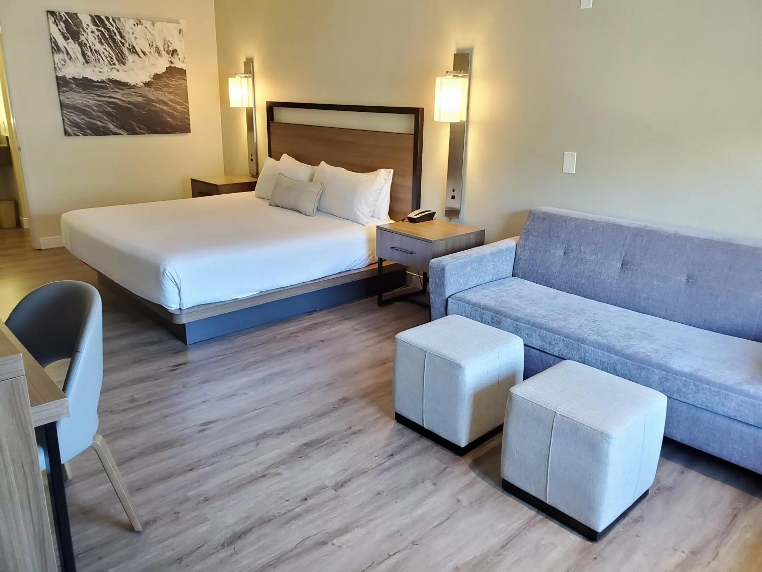 Photo of the whole room, Bed in Wyndham Garden San Diego