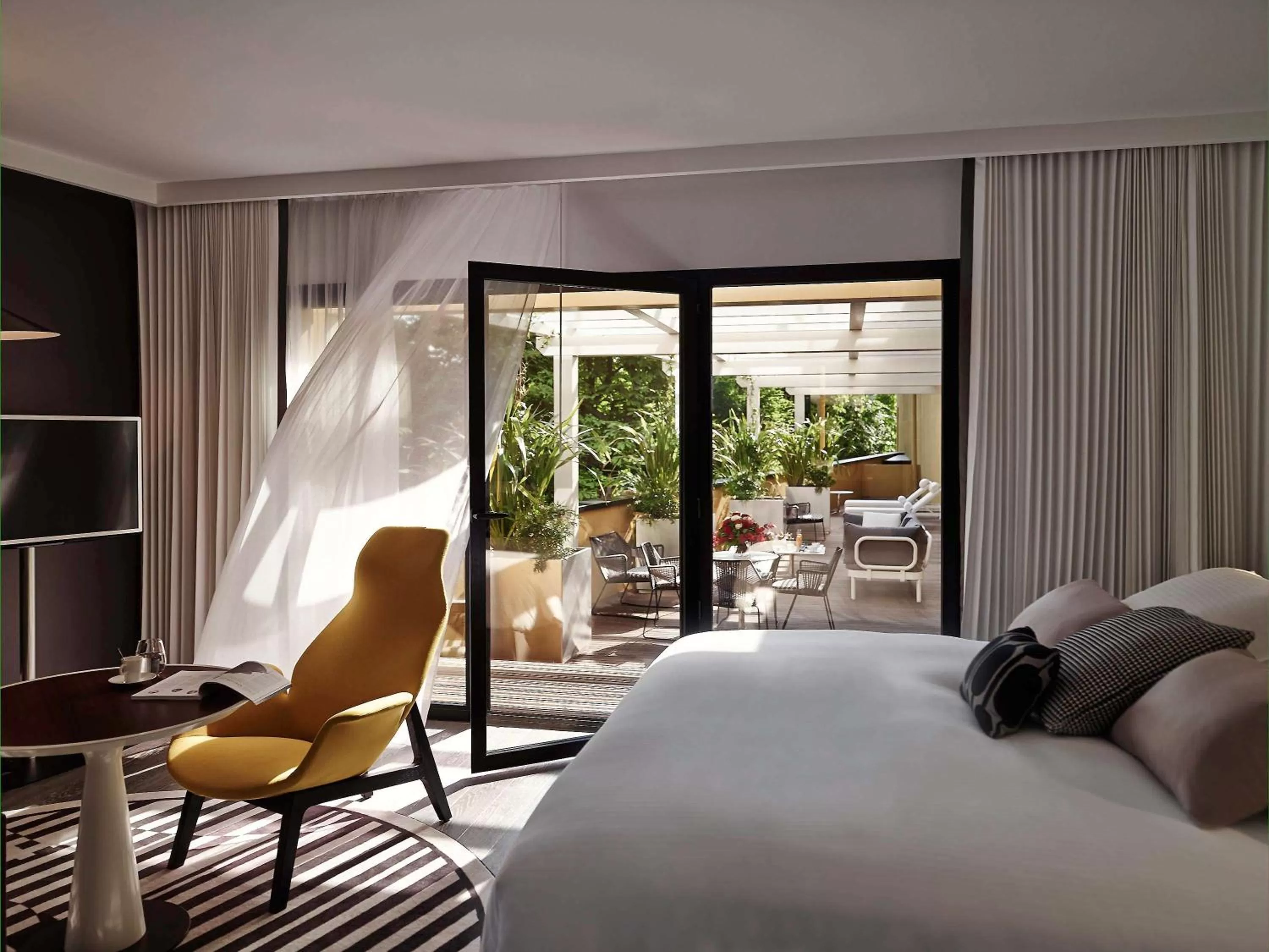 Photo of the whole room, Bed in Molitor Hotel & Spa Paris - MGallery Collection