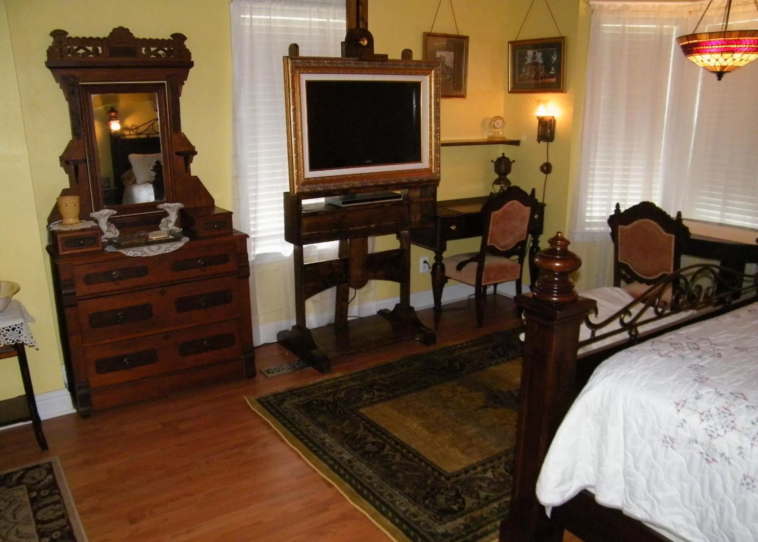 TV/Entertainment Center in Book Nook Inn