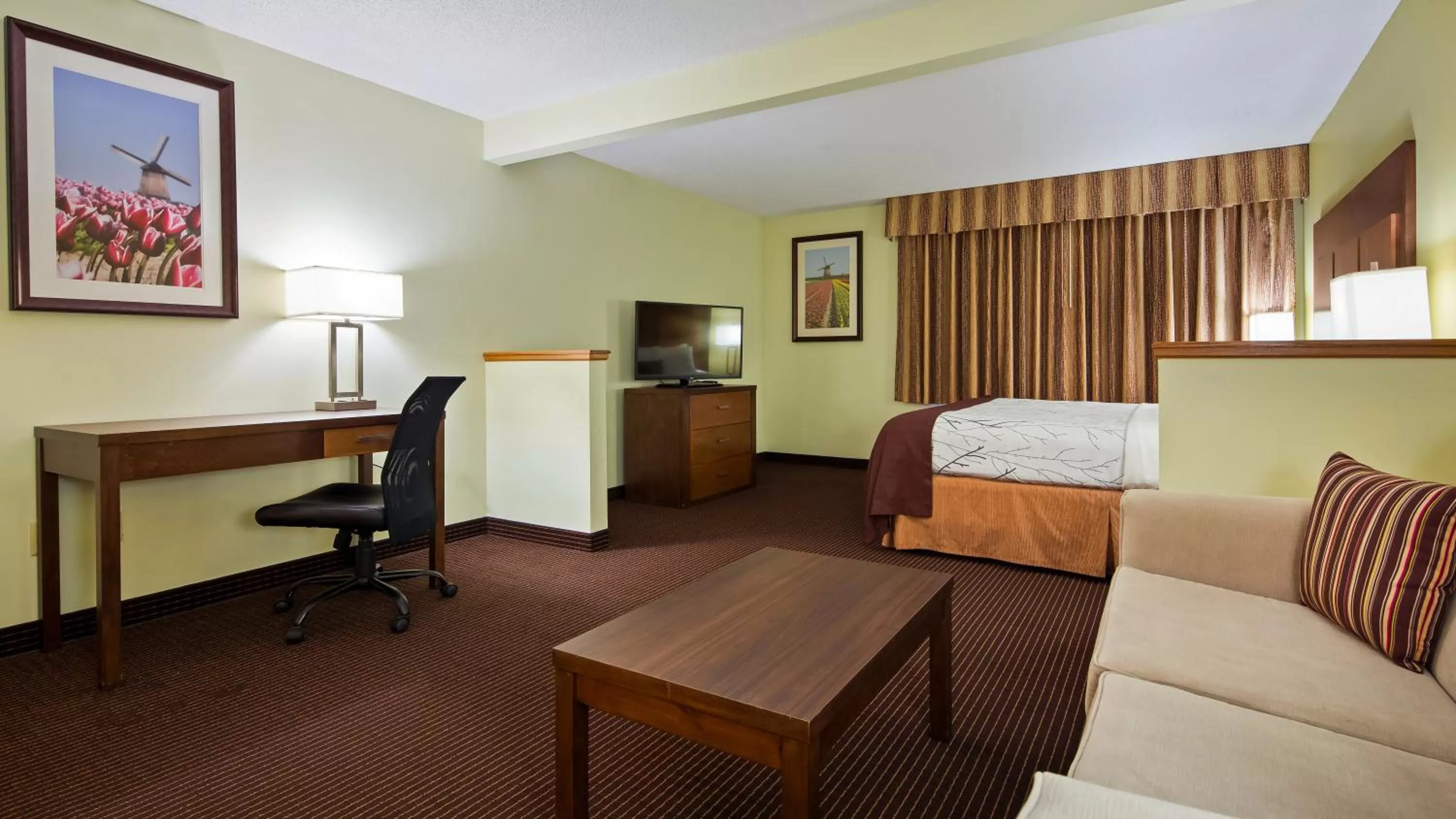 Seating area, Bed in White Pine Inn & Suites