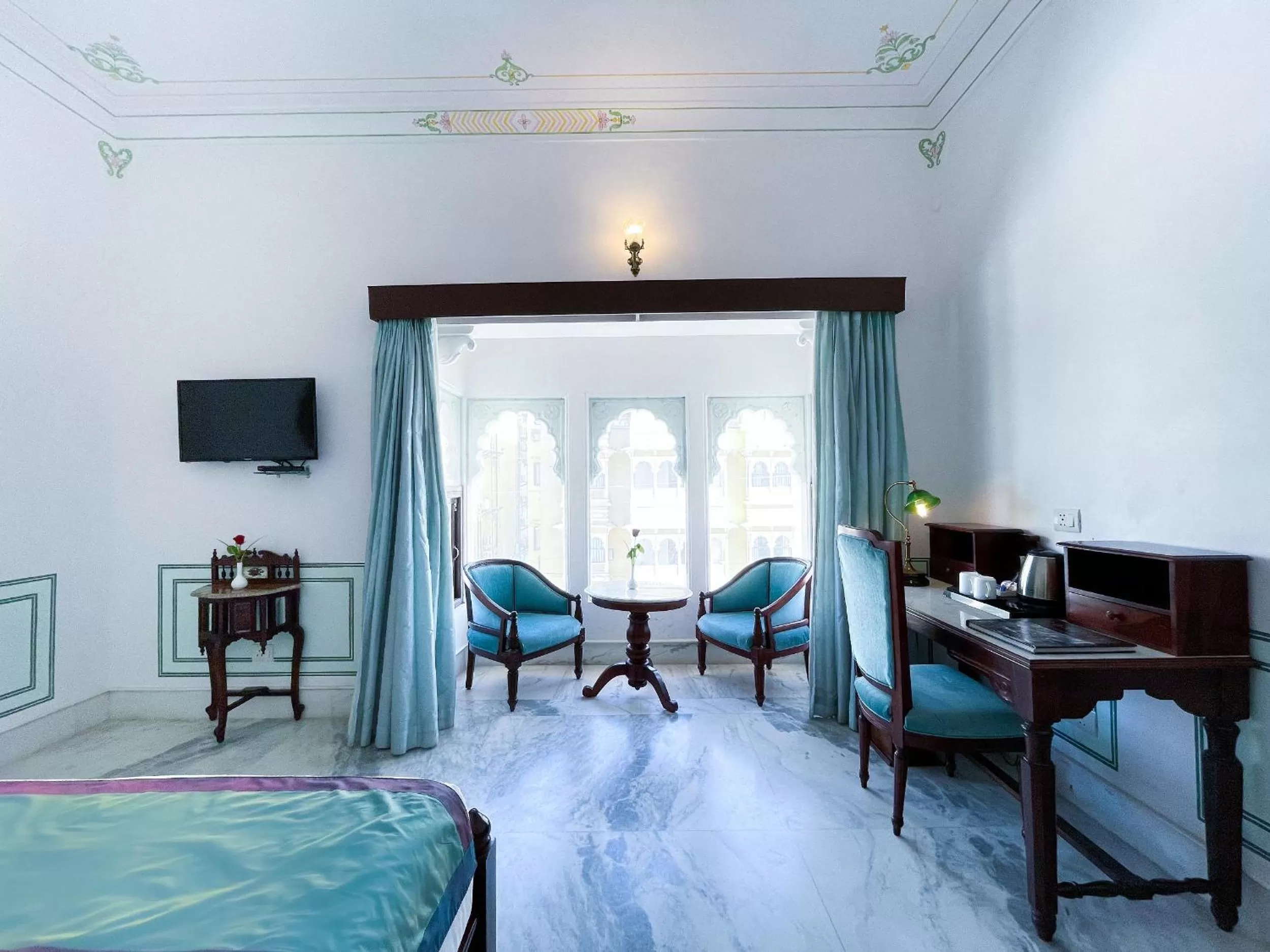 Living room, Bed in Amar Kothi