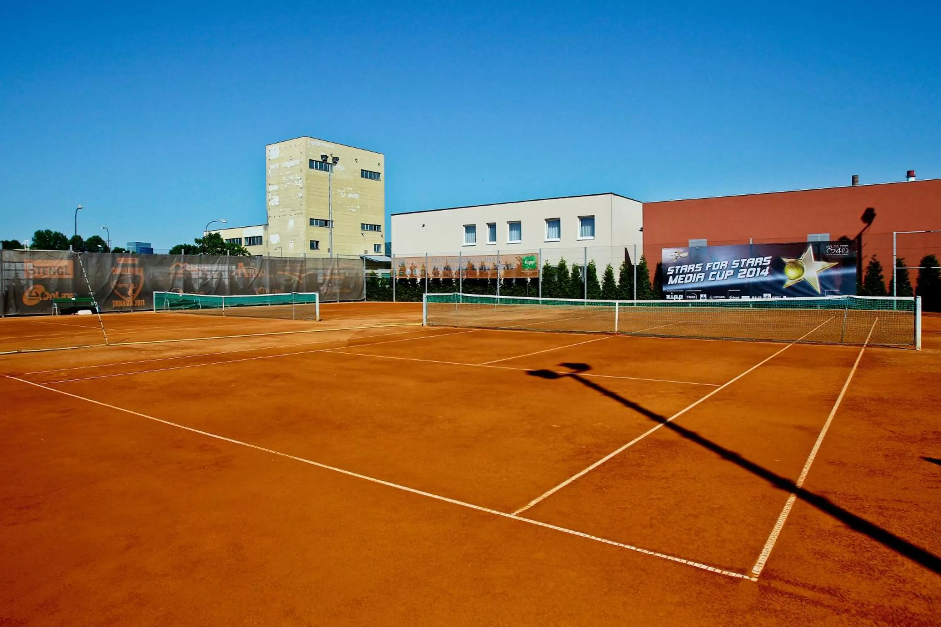 Tennis court in BNC Hotel - Restaurant - Bowling