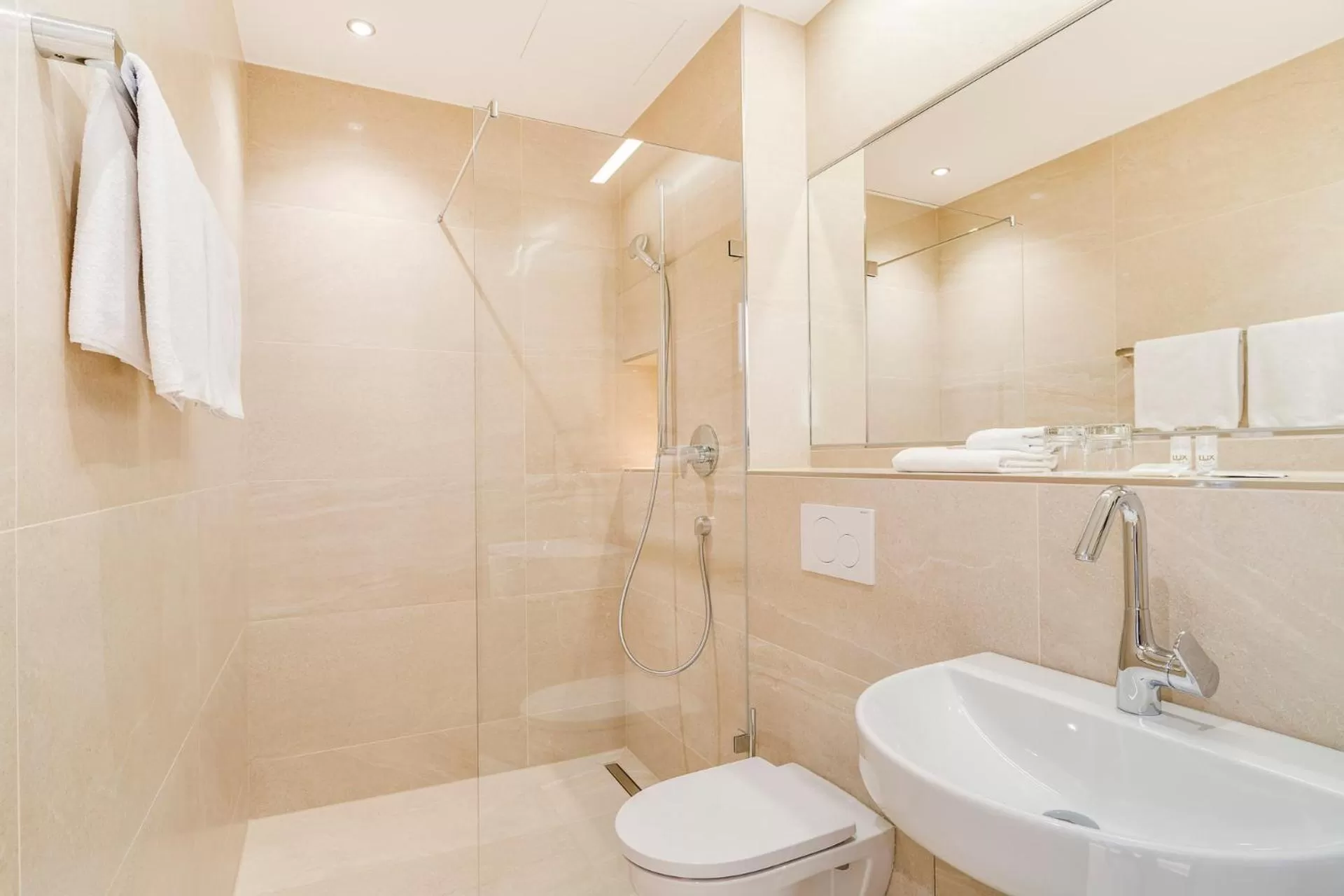 Shower in Hotel-Etage Apfelrot