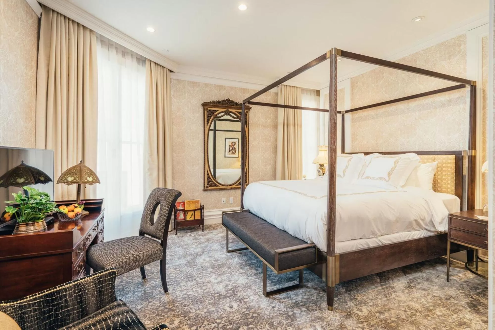 Photo of the whole room, Bed in Neighbourgood Sutter Mansion