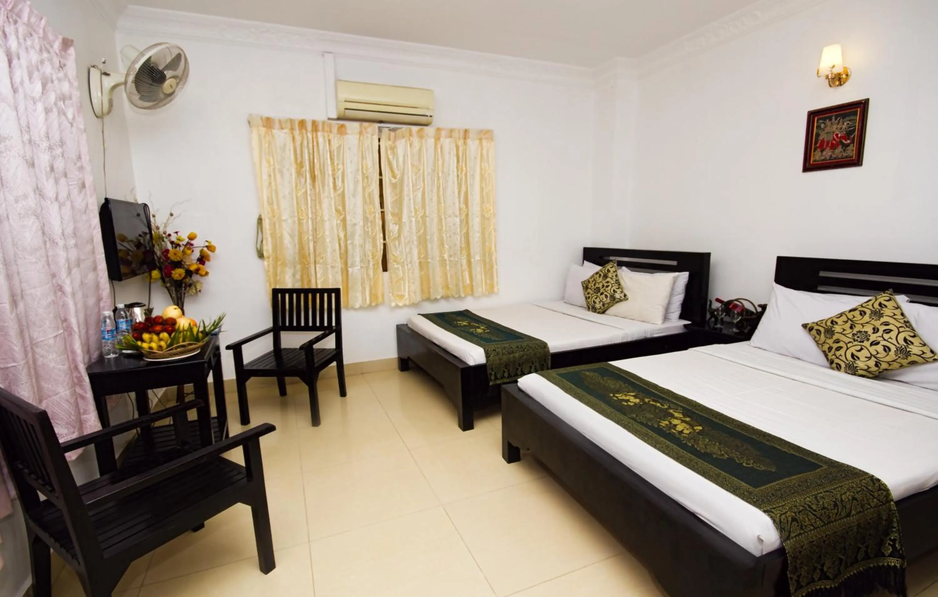 Photo of the whole room, Bed in King Boutique Hotel