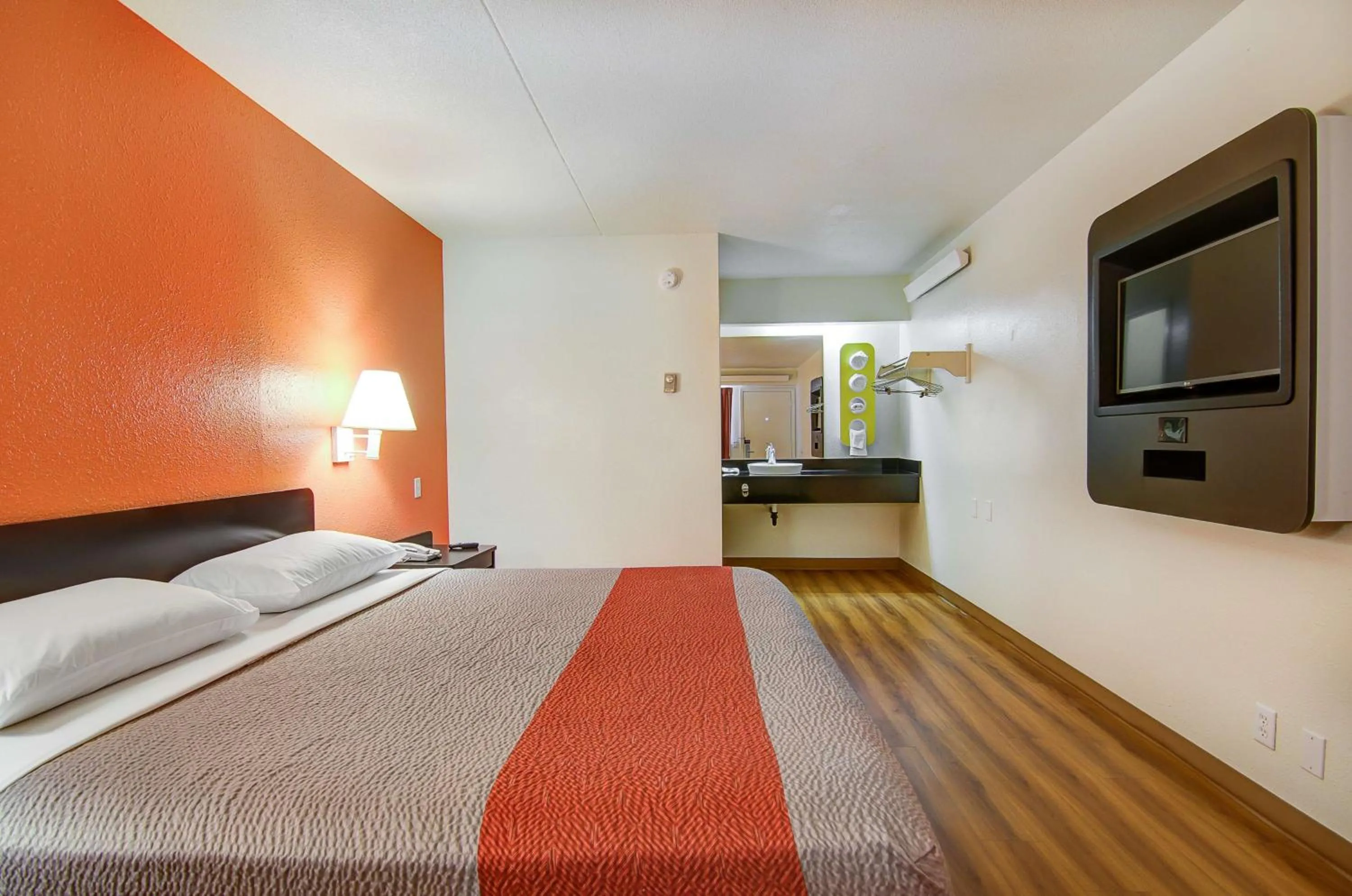 Photo of the whole room, Bed in Motel 6-Springfield, MO - North