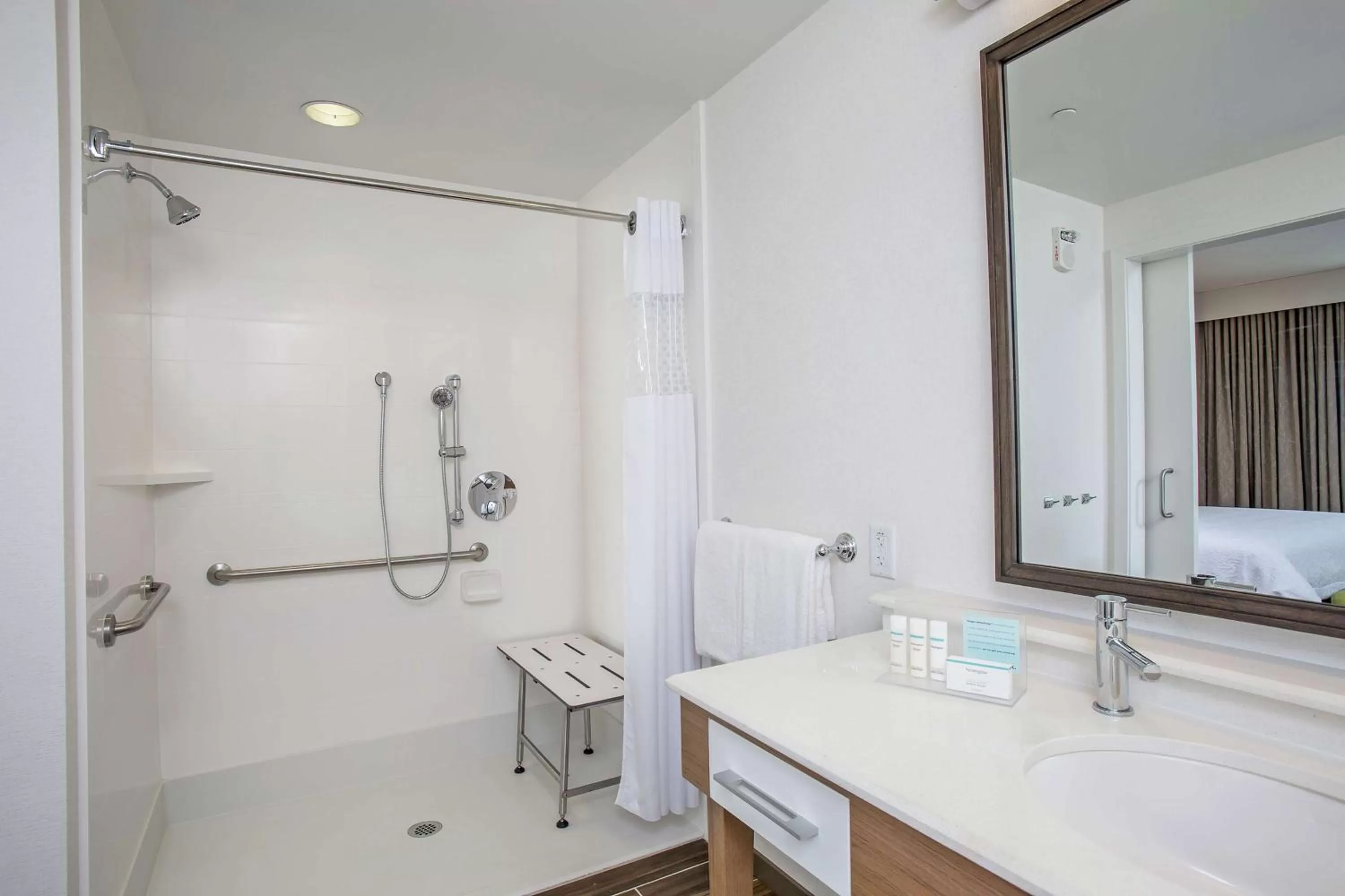 Shower in Hampton Inn & Suites Oahu Kapolei - FREE Parking - No Resort Fee