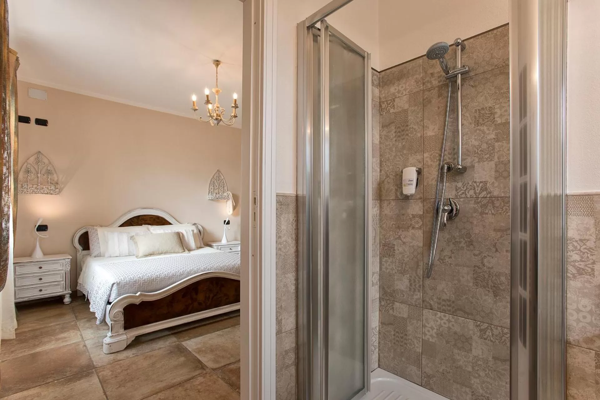 Shower, Bed in Villa Malvasio Pool and Jacuzzi Room Sassari