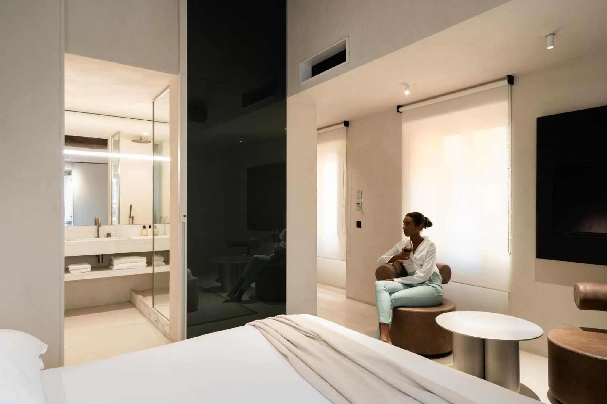 Photo of the whole room, Bed in Hotel Scenario