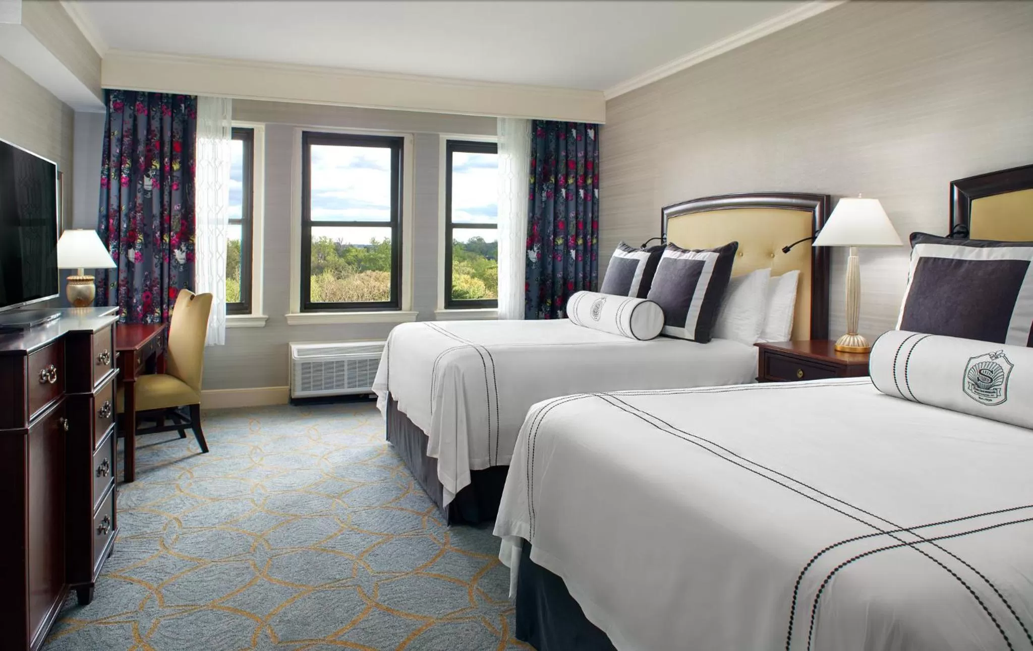 Photo of the whole room, Bed in Omni Shoreham Hotel